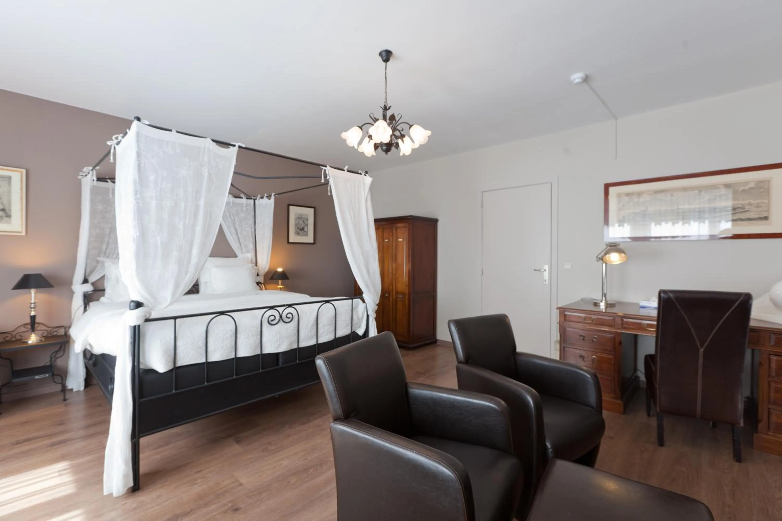 Photo of the whole room, Bed in Hotel De Hofkamers