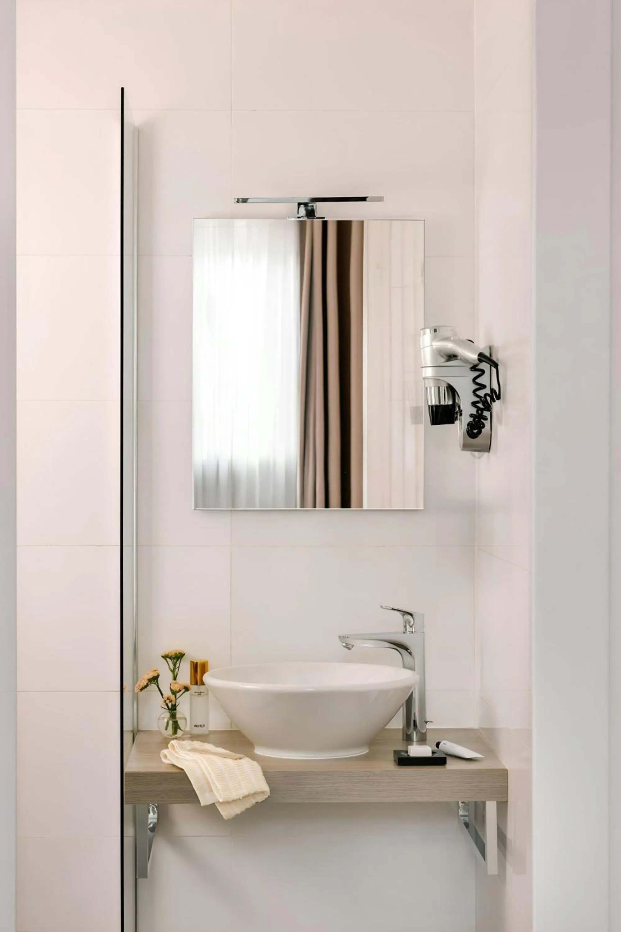 Bathroom in Yelo Belle Epoque Hotel Centre Ville, Sonder by Marriott Bonvoy