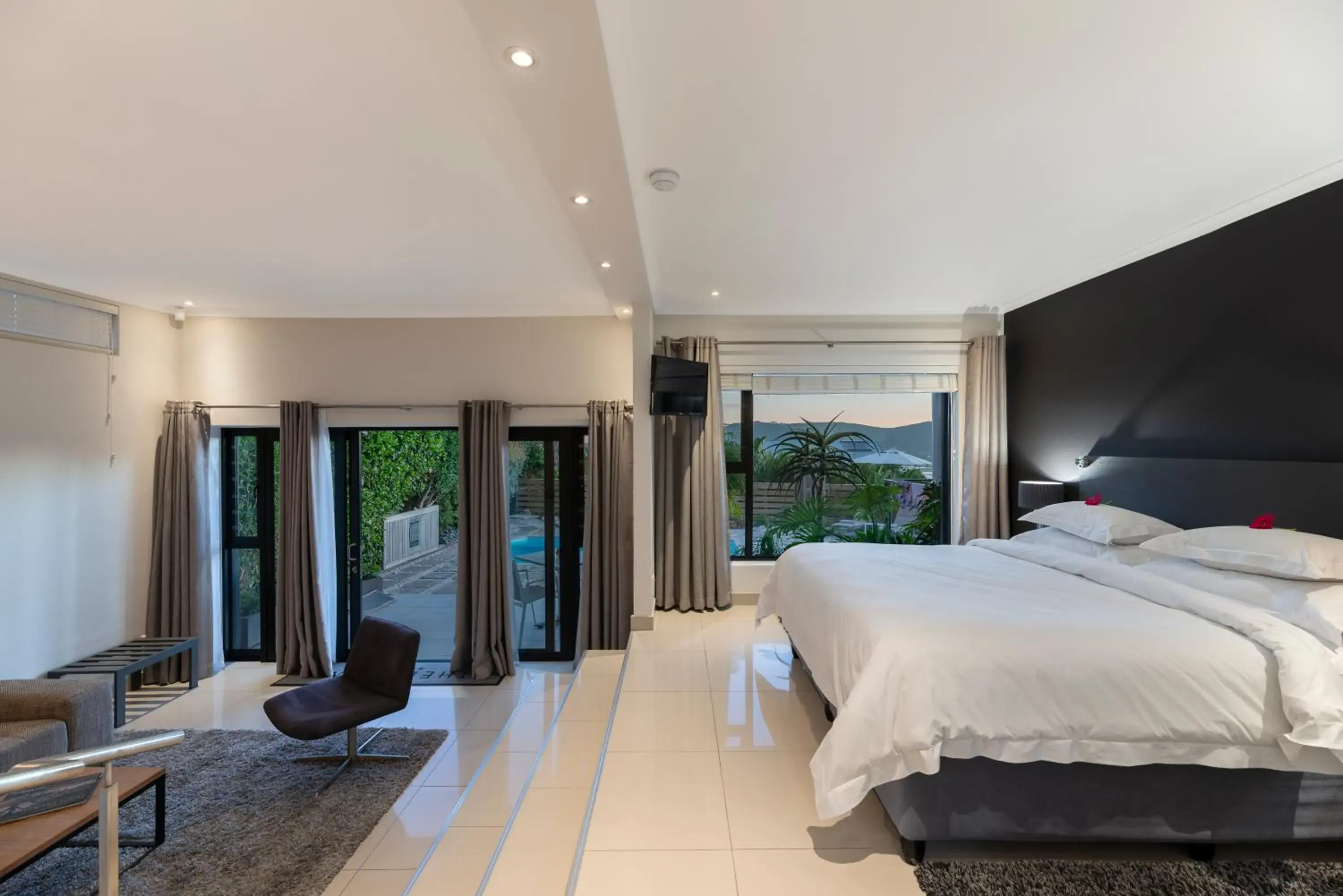 Deluxe Double or Twin Room with Lake View in THEBLOEM Guest Suites by Knysna Paradise Collection Deluxe Double or Twin Room with Lake View in THEBLOEM Guest Suites by Knysna Paradise Collection