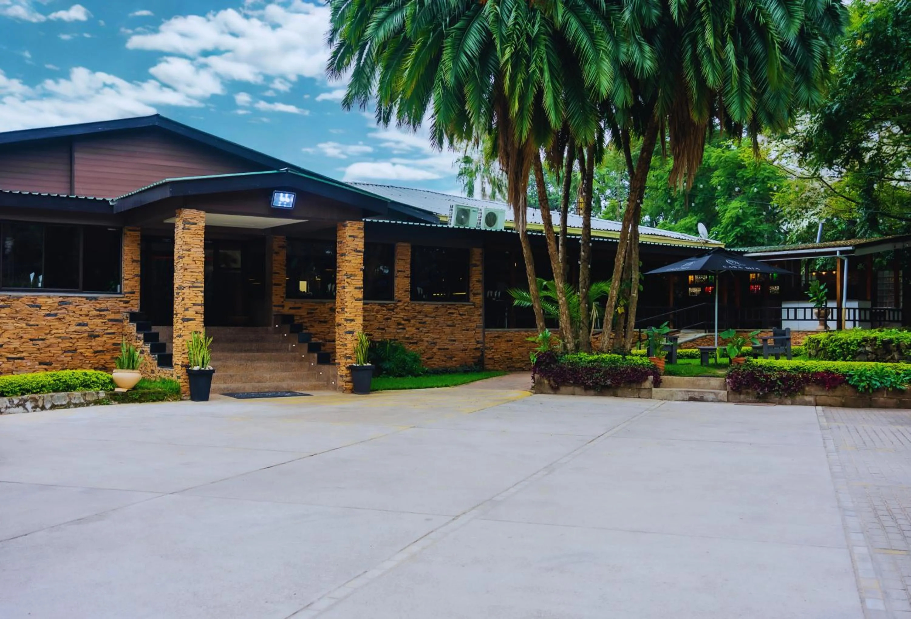 Property building in Casa Mia Lodge & Restaurant