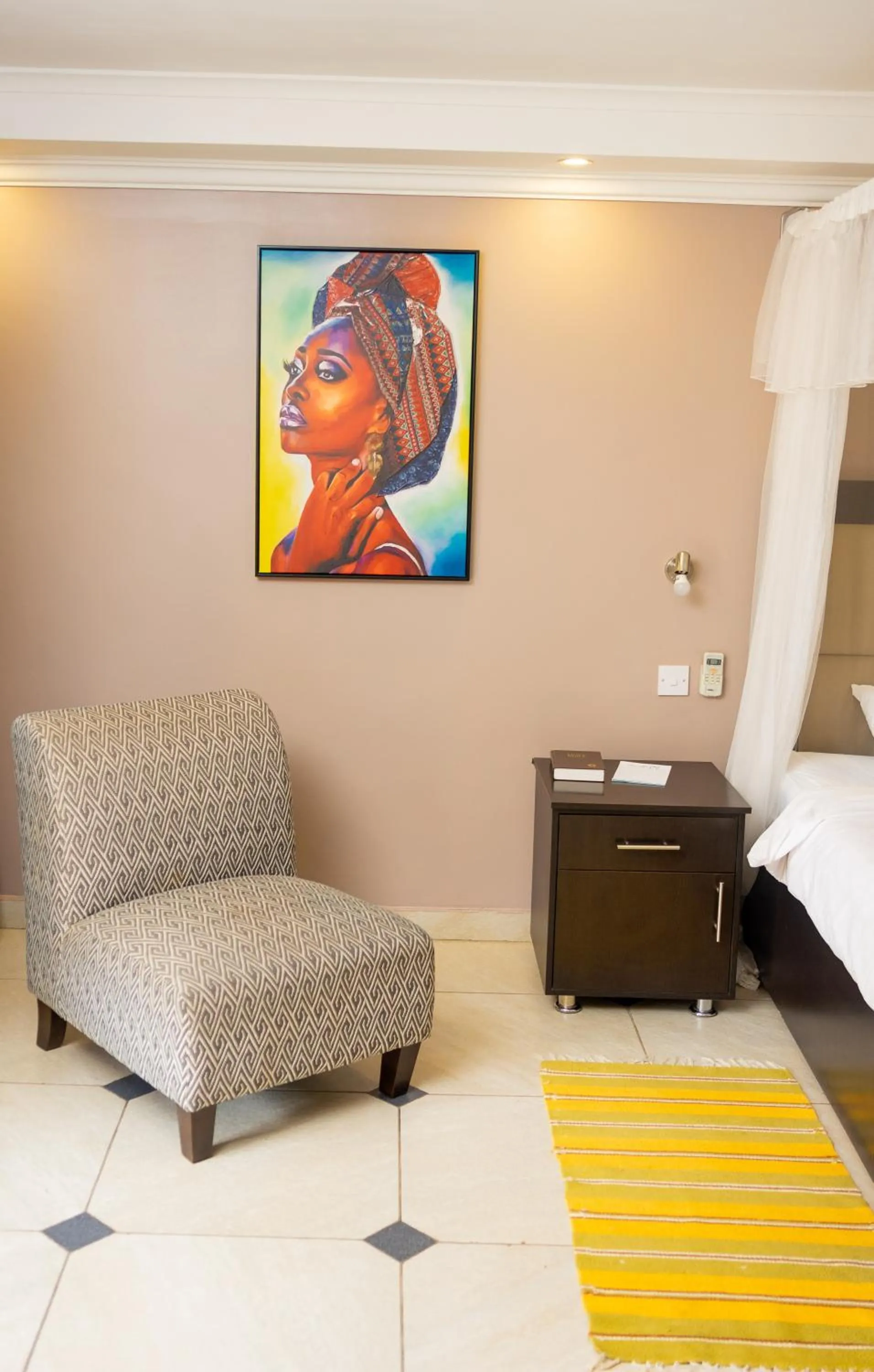 Seating area, Bed in Casa Mia Lodge & Restaurant