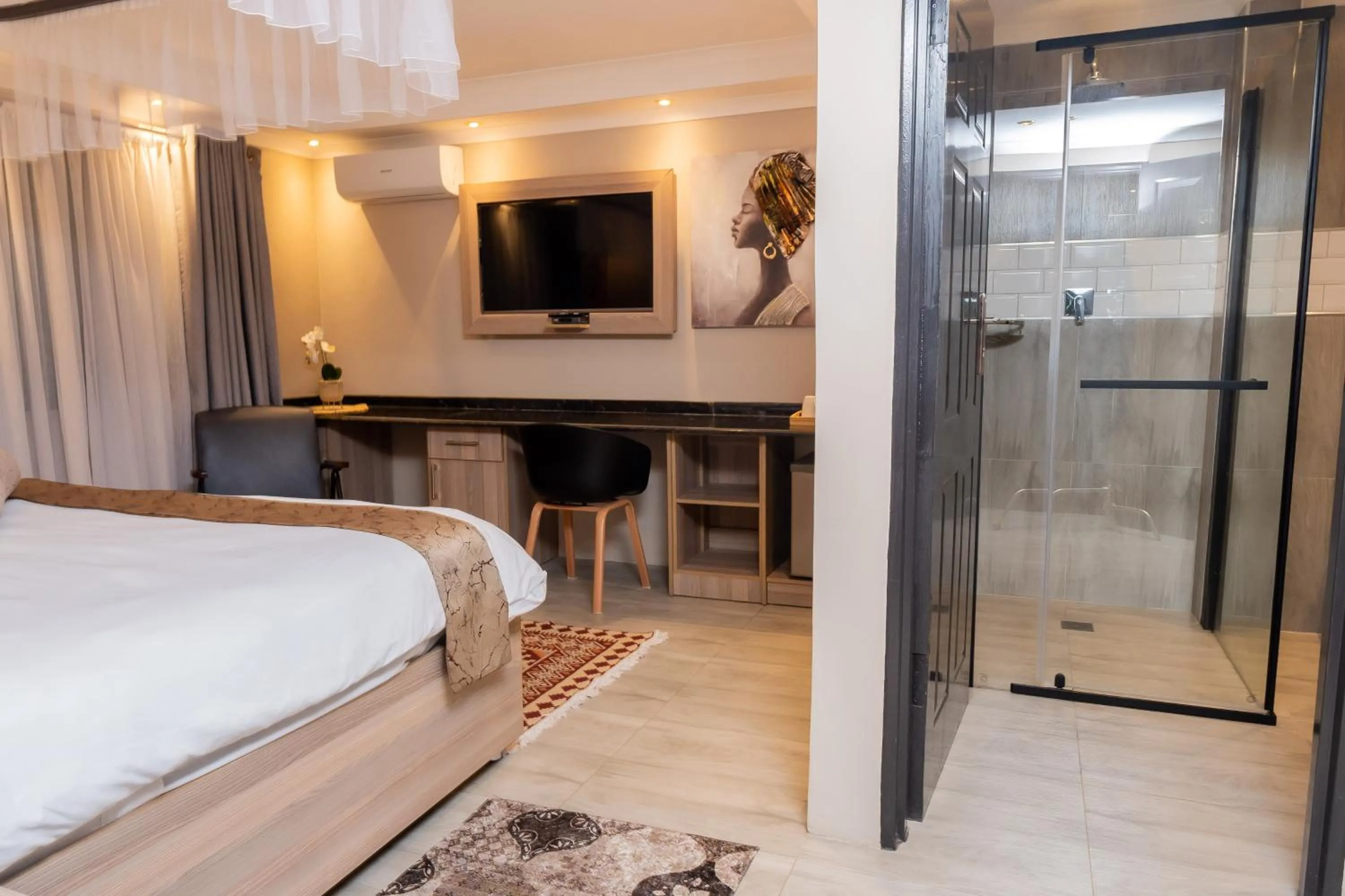 Shower, Bed in Casa Mia Lodge & Restaurant