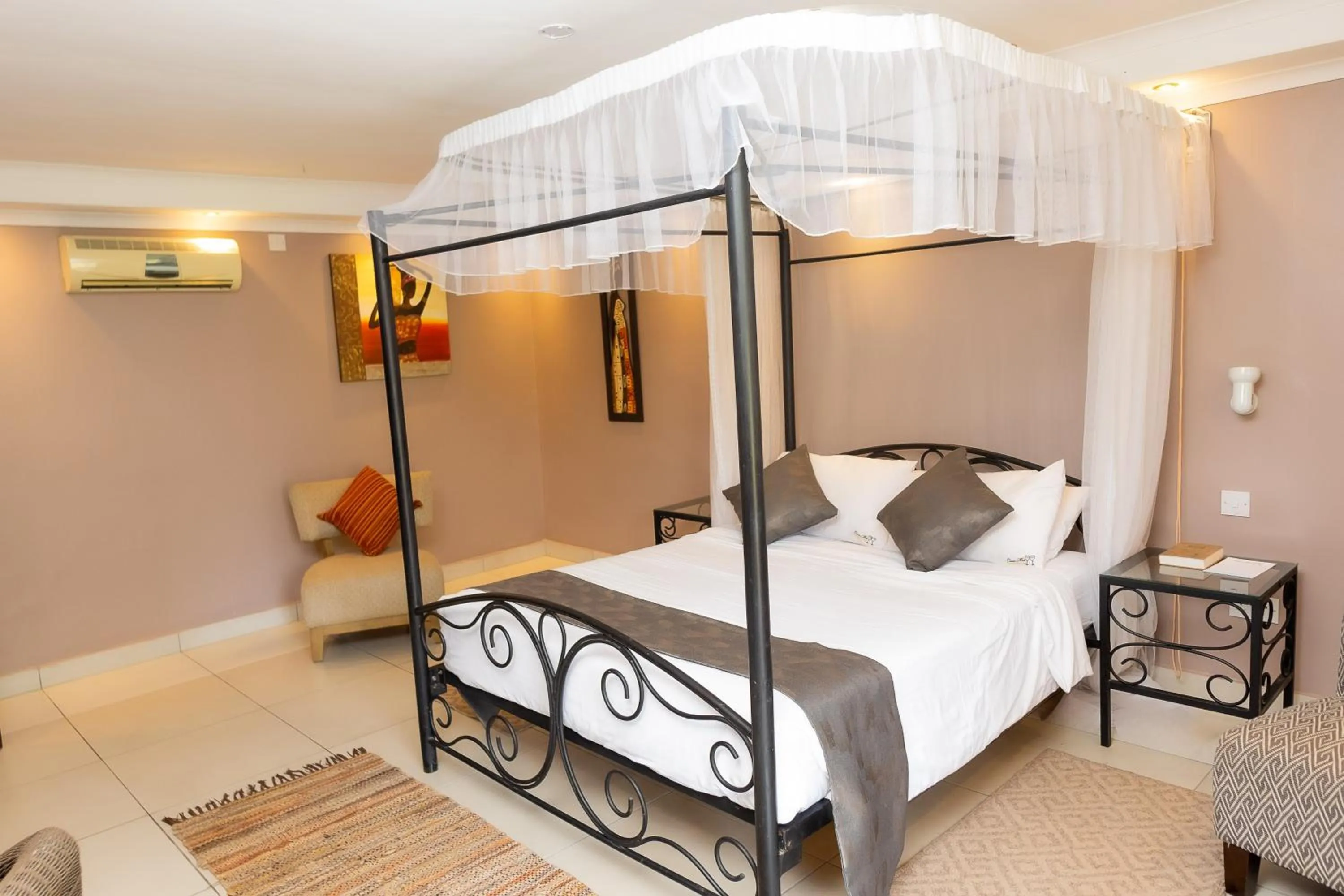 Bed in Casa Mia Lodge & Restaurant