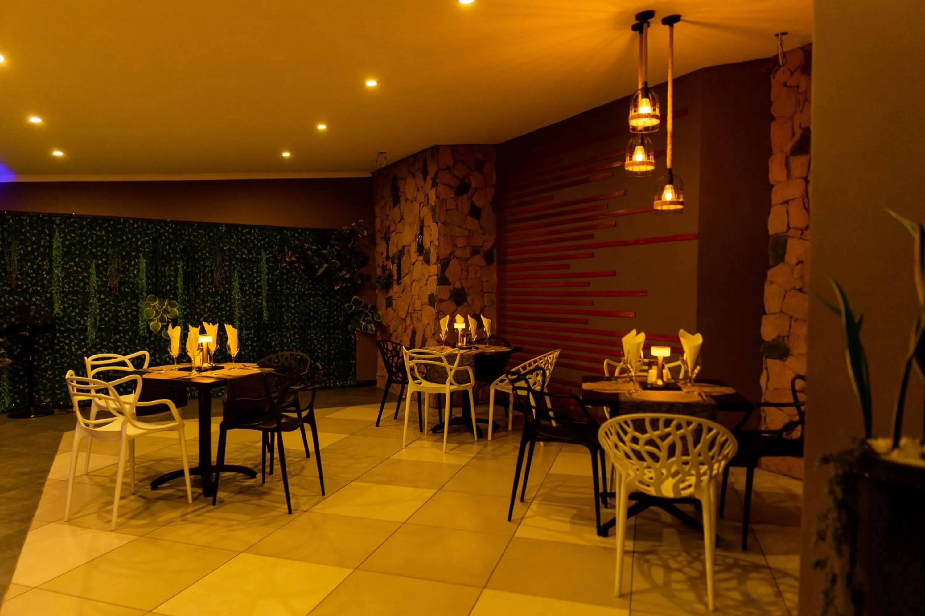 Restaurant/places to eat in Casa Mia Lodge & Restaurant