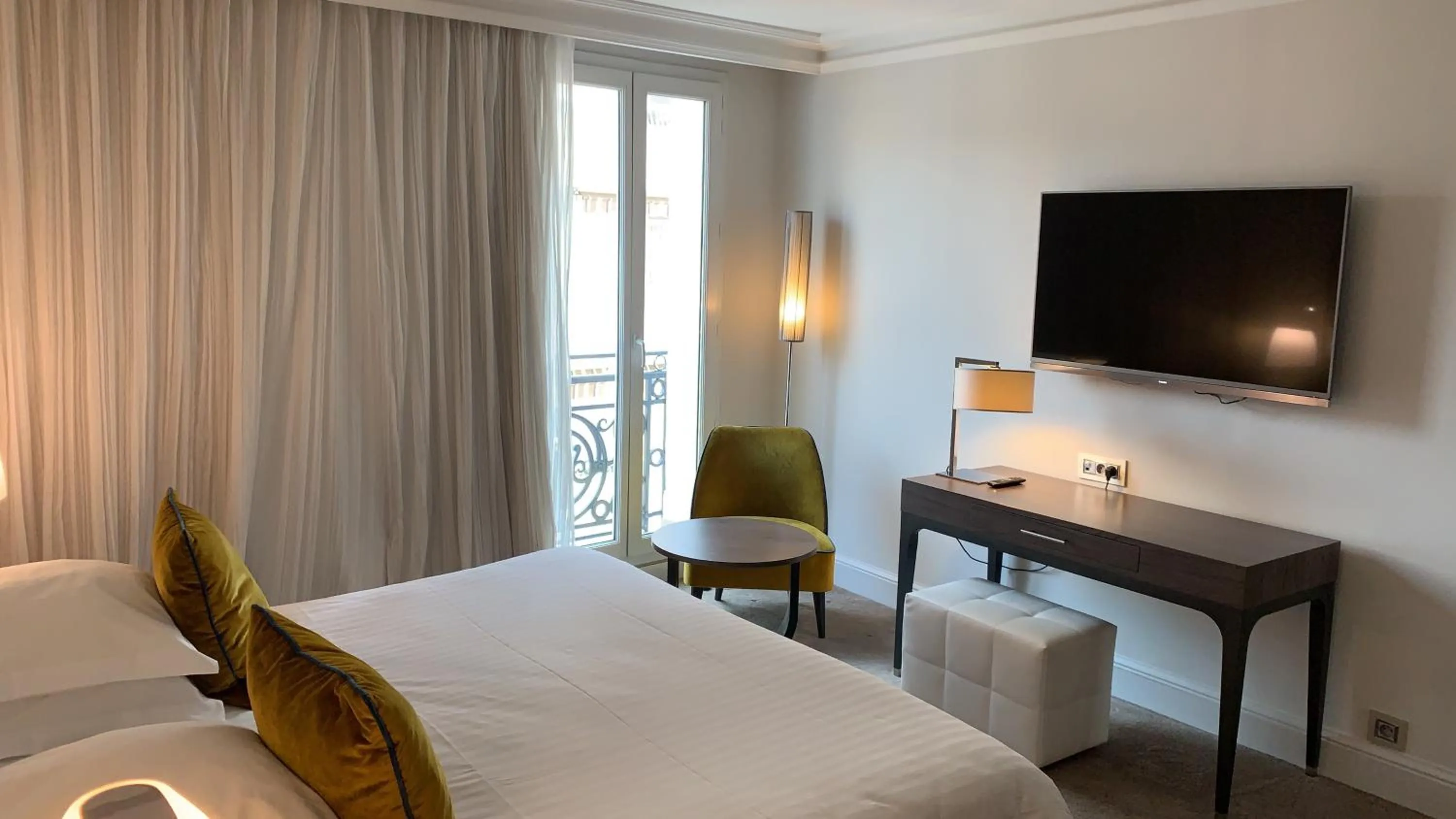 Bed in Hôtel Le Canberra