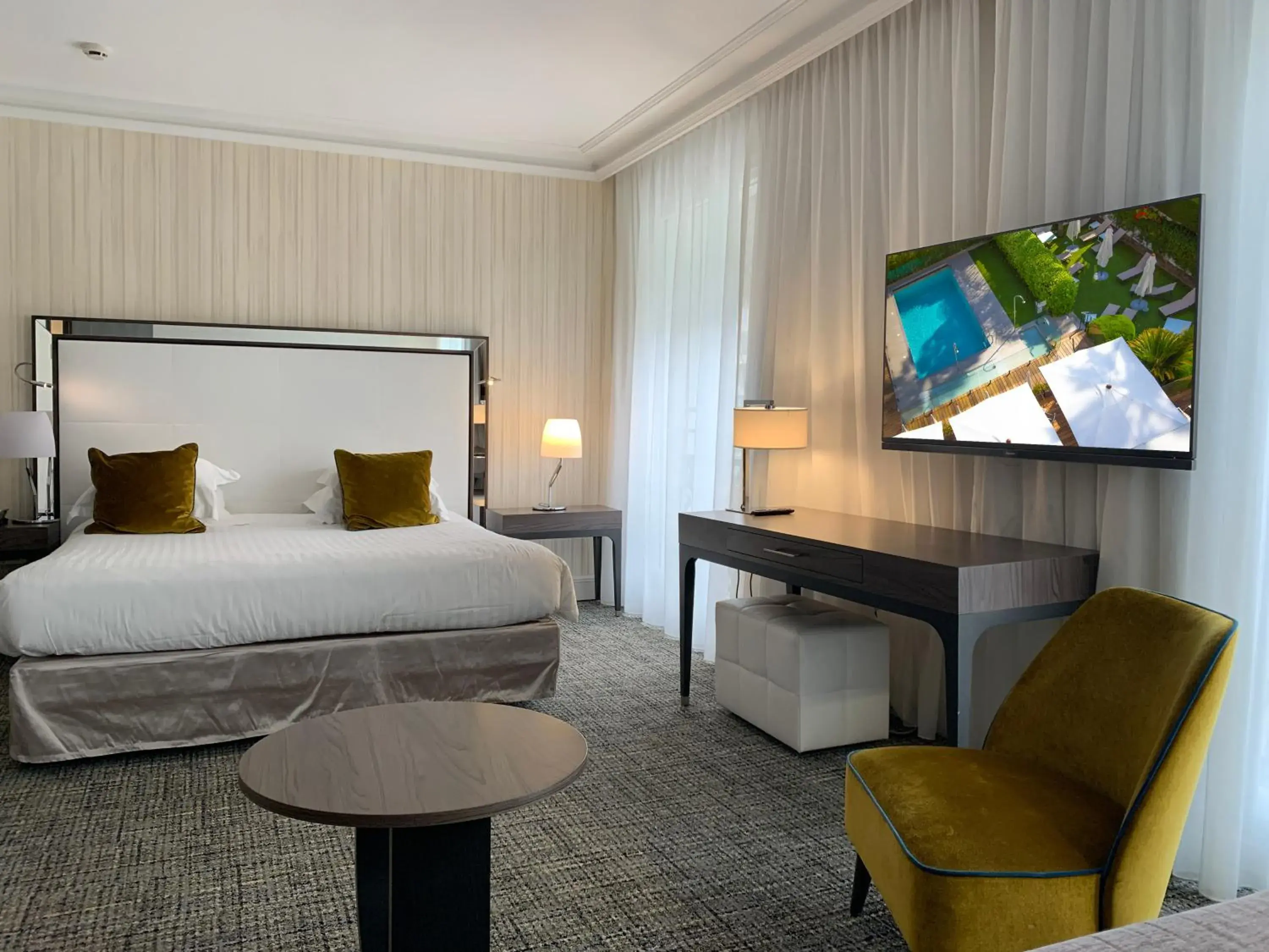 Communal lounge/ TV room, Bed in Hôtel Le Canberra Communal lounge/ TV room, Bed in Hôtel Le Canberra