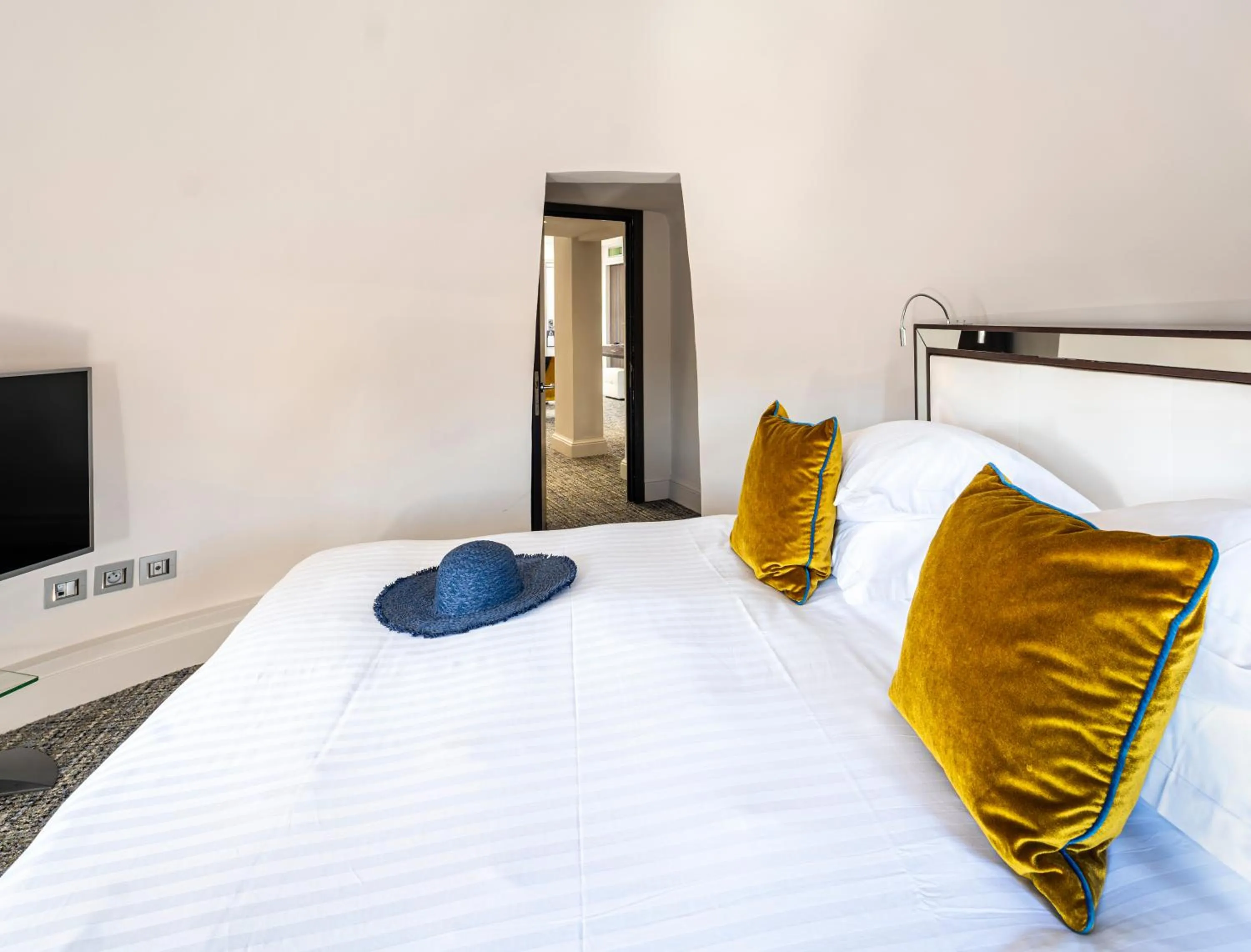 Bedroom, Bed in Hôtel Le Canberra