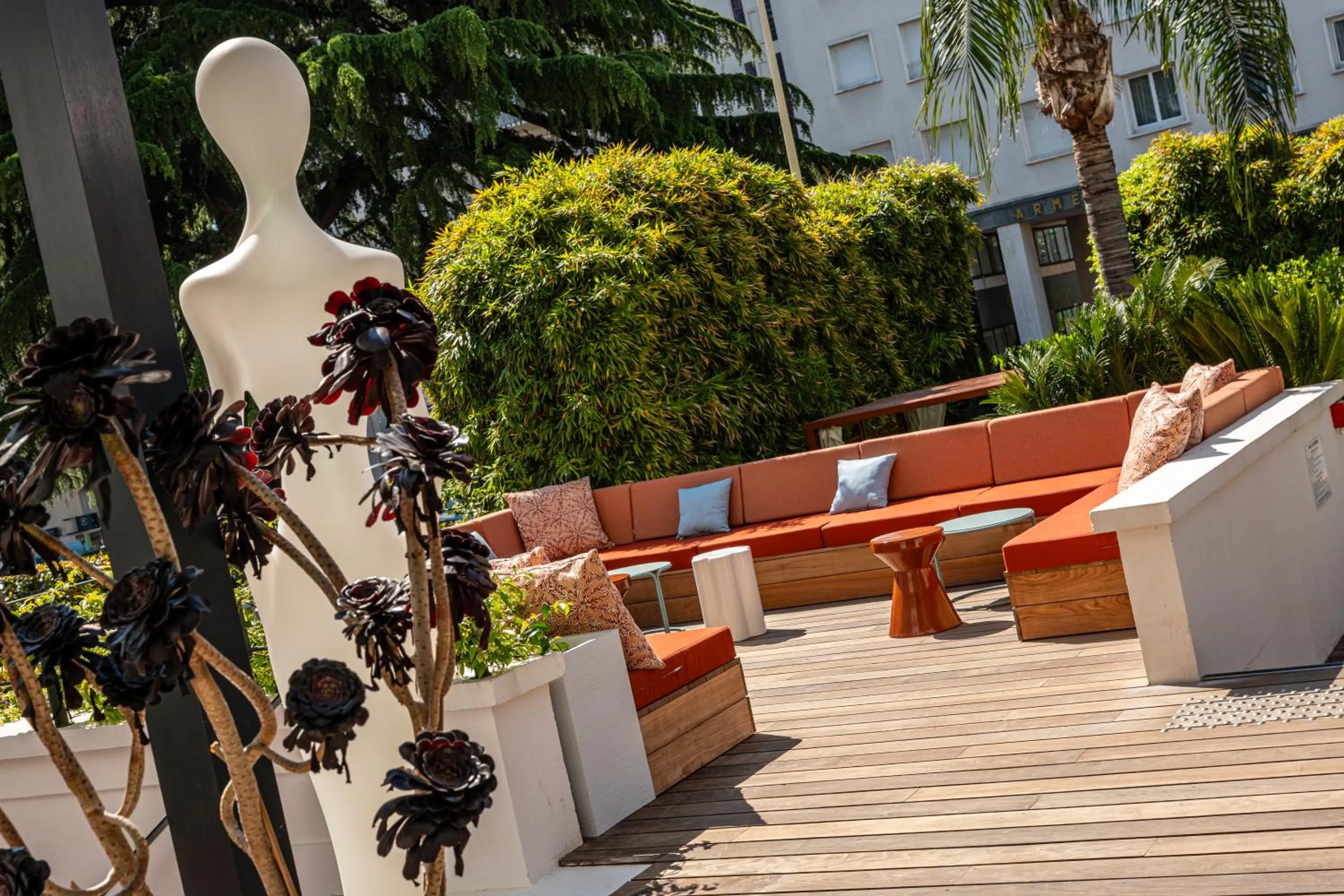 Patio in Hôtel Le Canberra