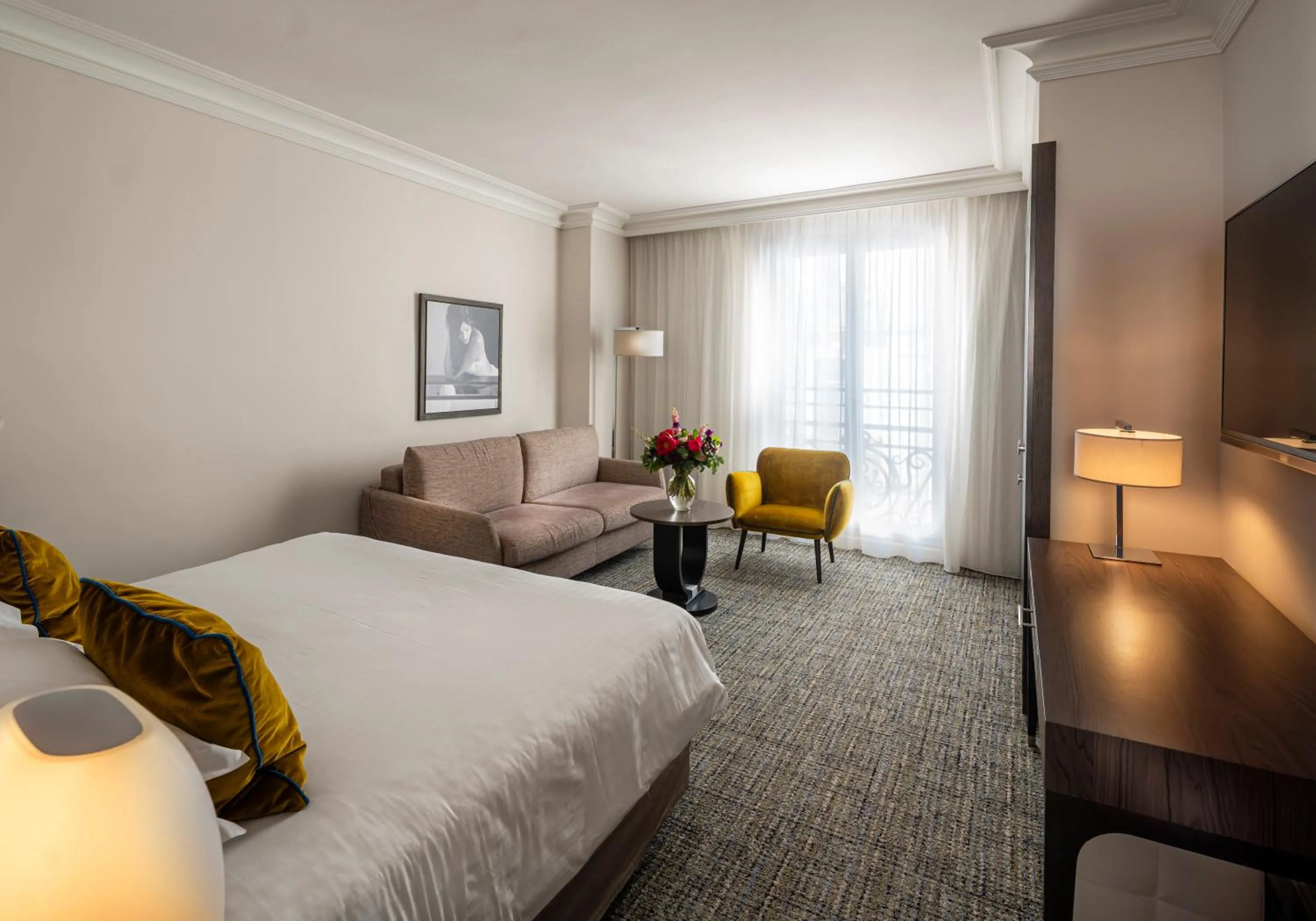 Photo of the whole room, Bed in Hôtel Le Canberra