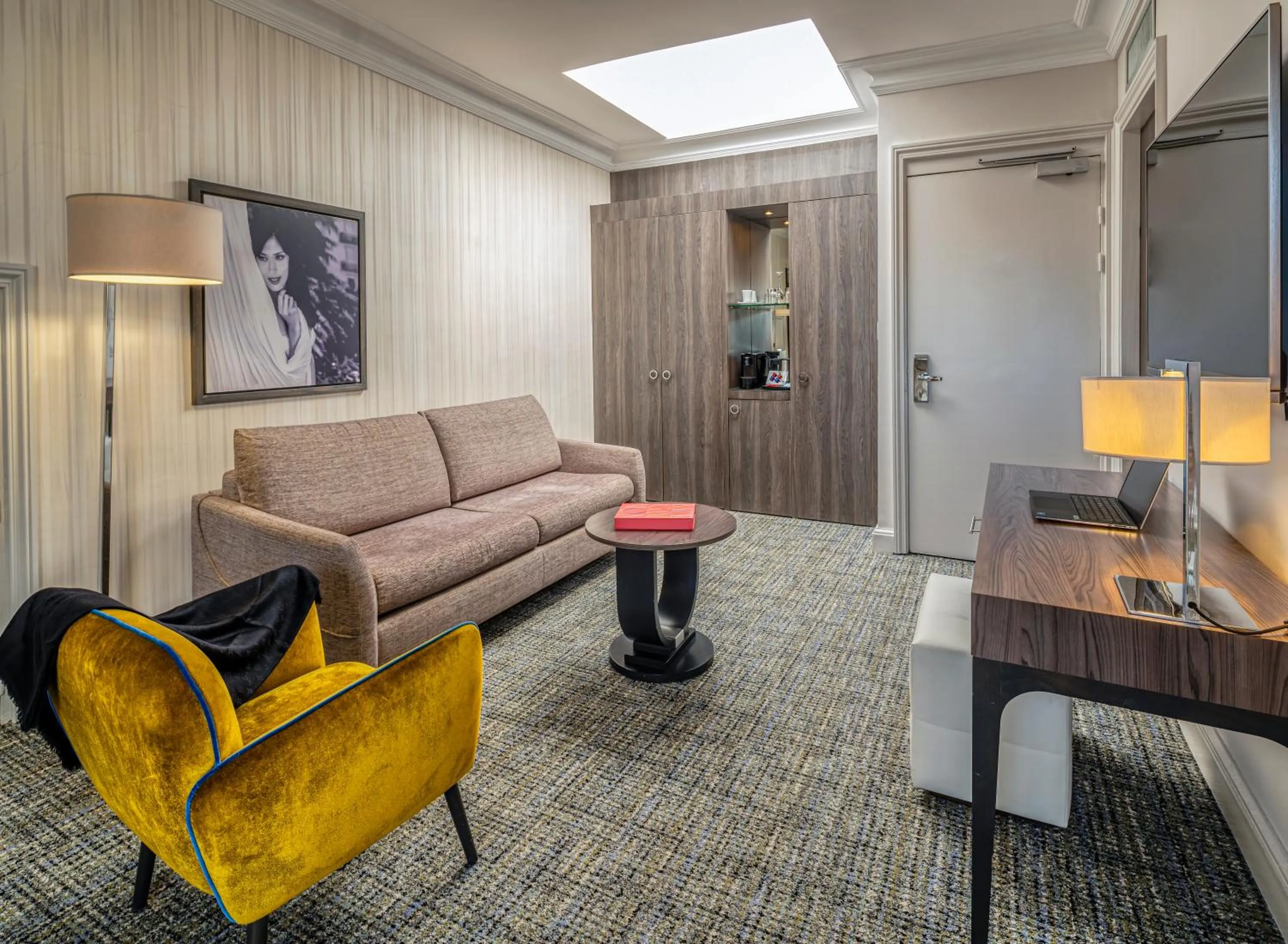 Seating area in Hôtel Le Canberra