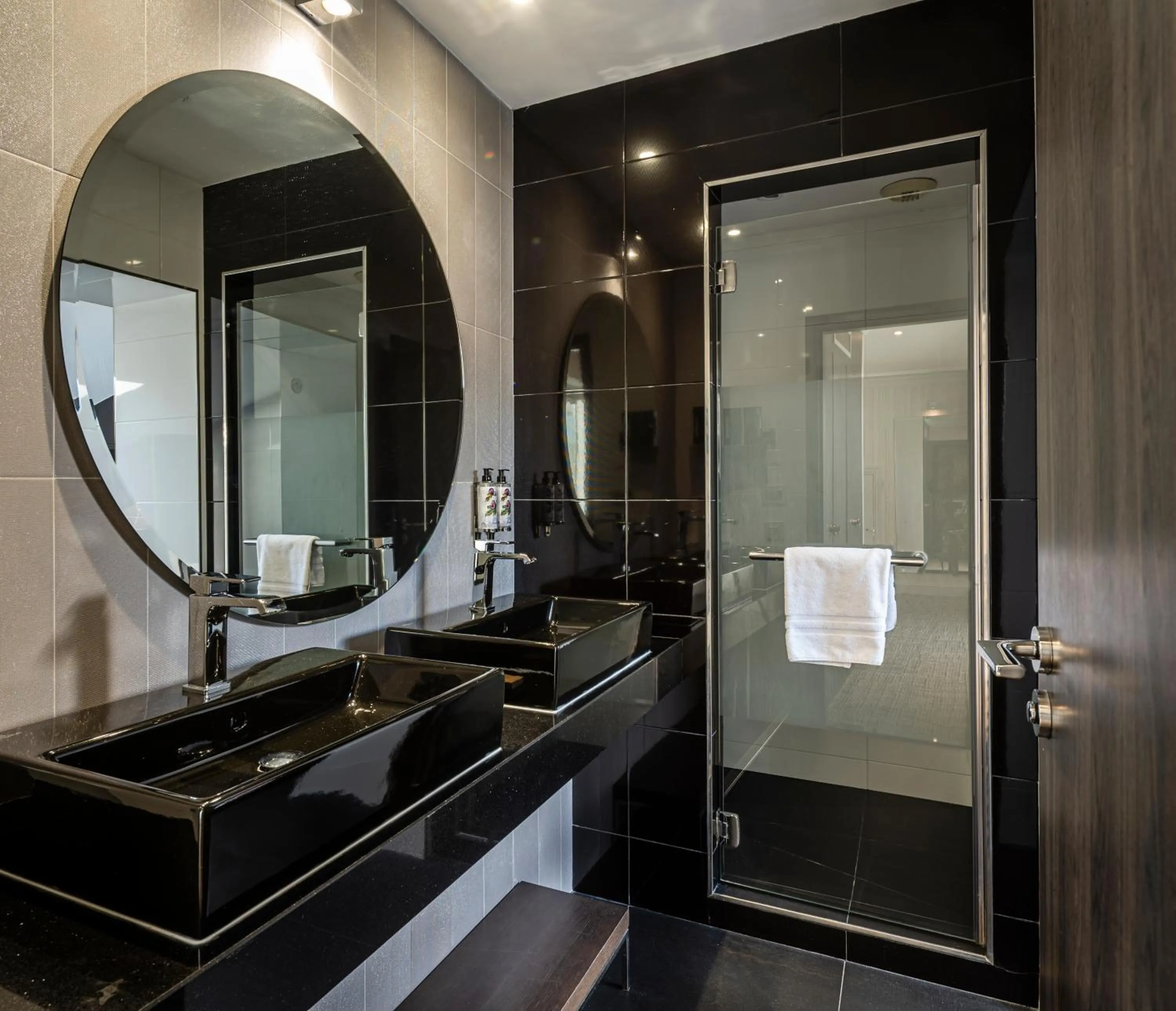 Shower in Hôtel Le Canberra