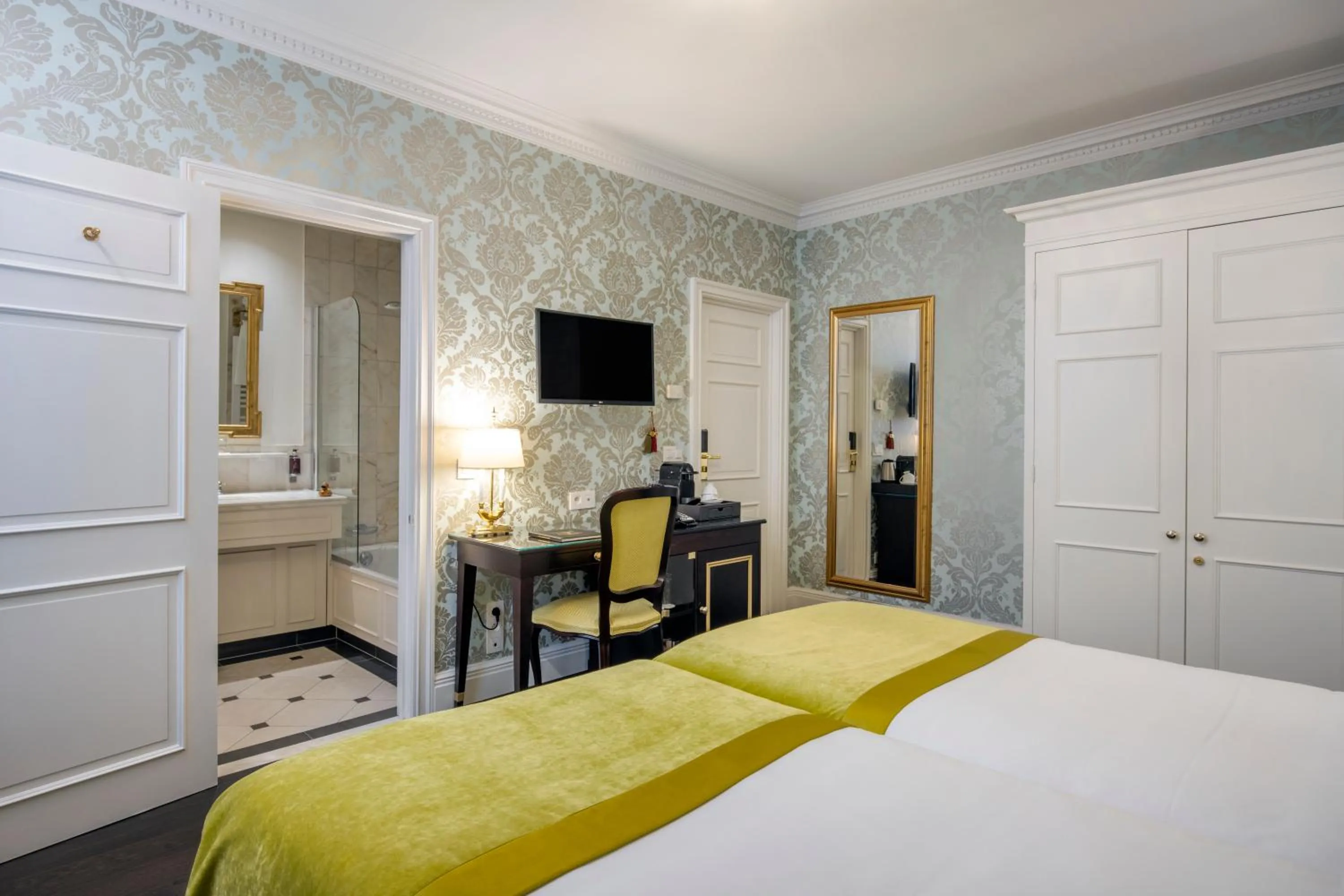 TV and multimedia, Bed in Stanhope Hotel by Thon Hotels