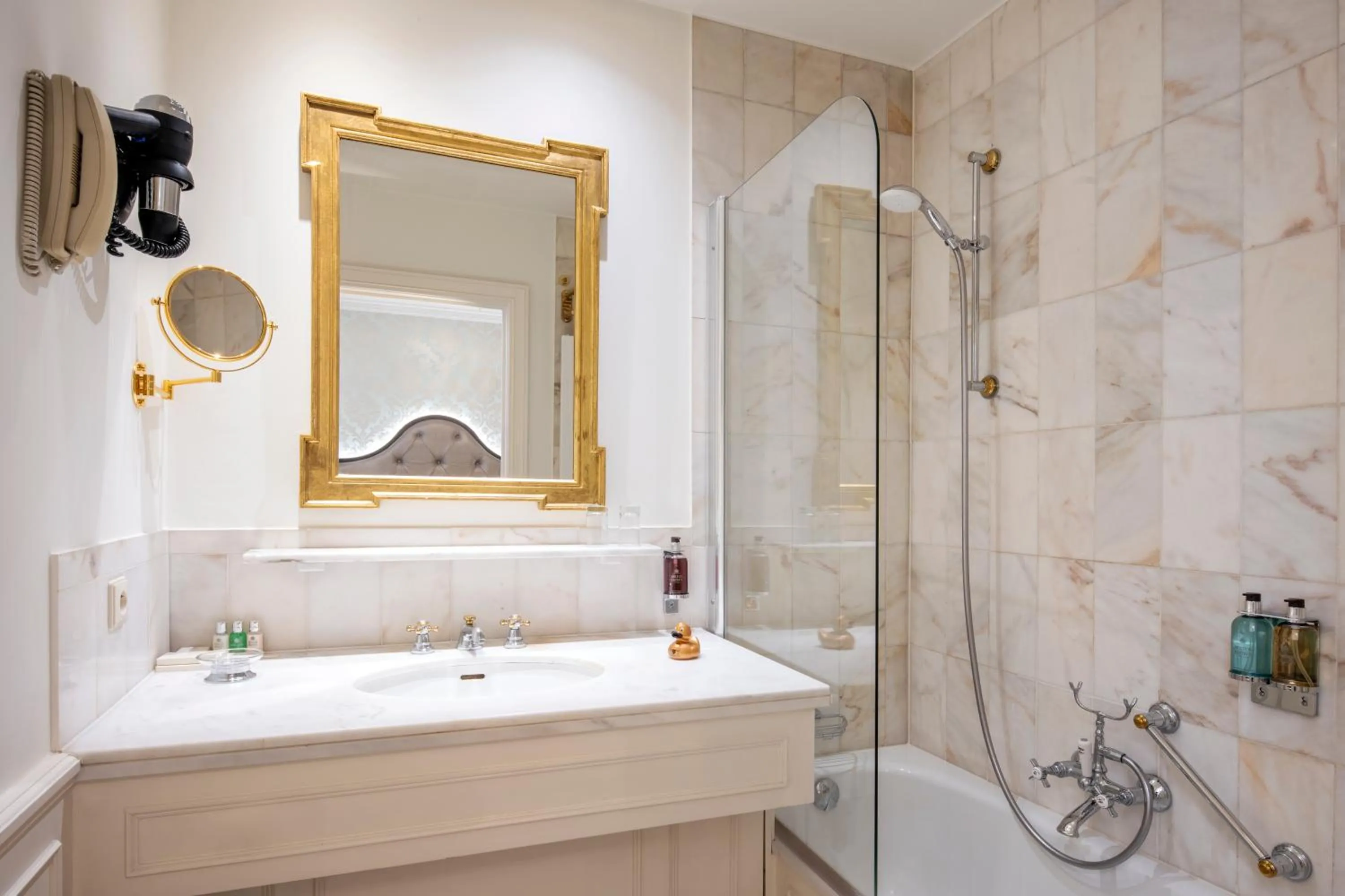 Bathroom in Stanhope Hotel by Thon Hotels