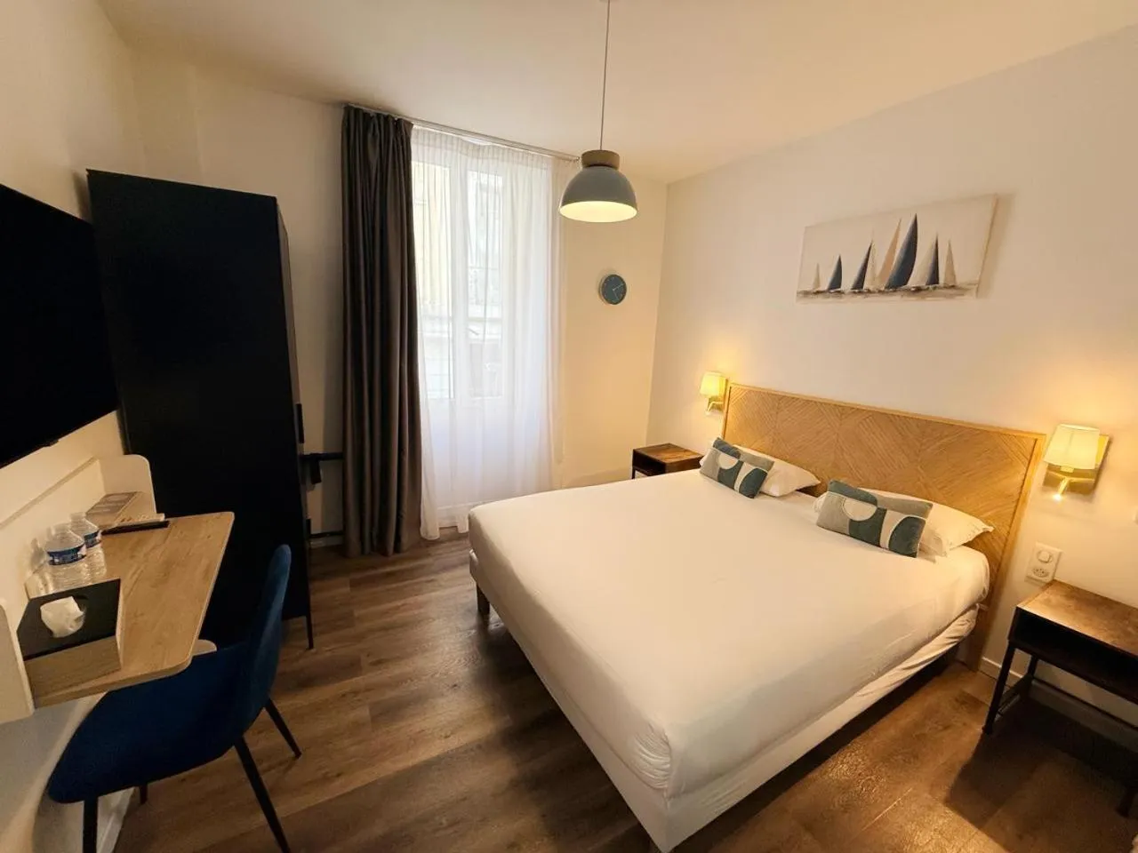 Bed in Hôtel P.L.M.