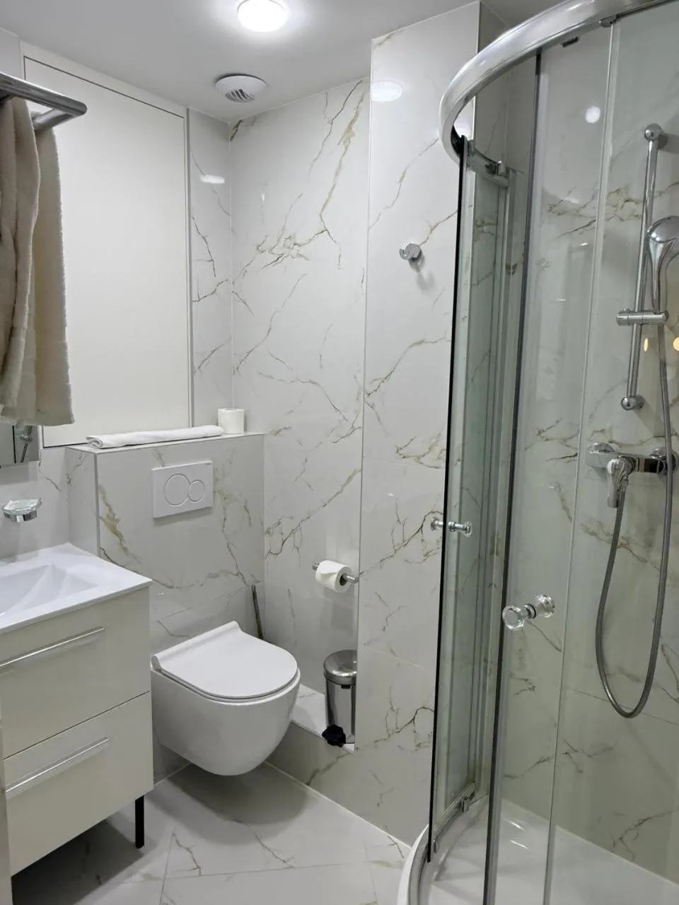 Shower in Hôtel P.L.M.