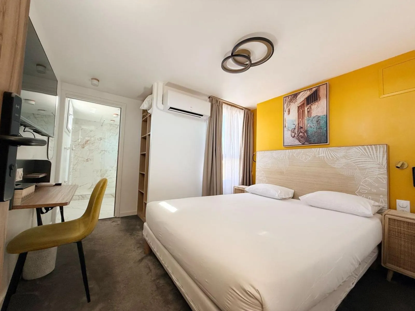 Bed in Hôtel P.L.M.