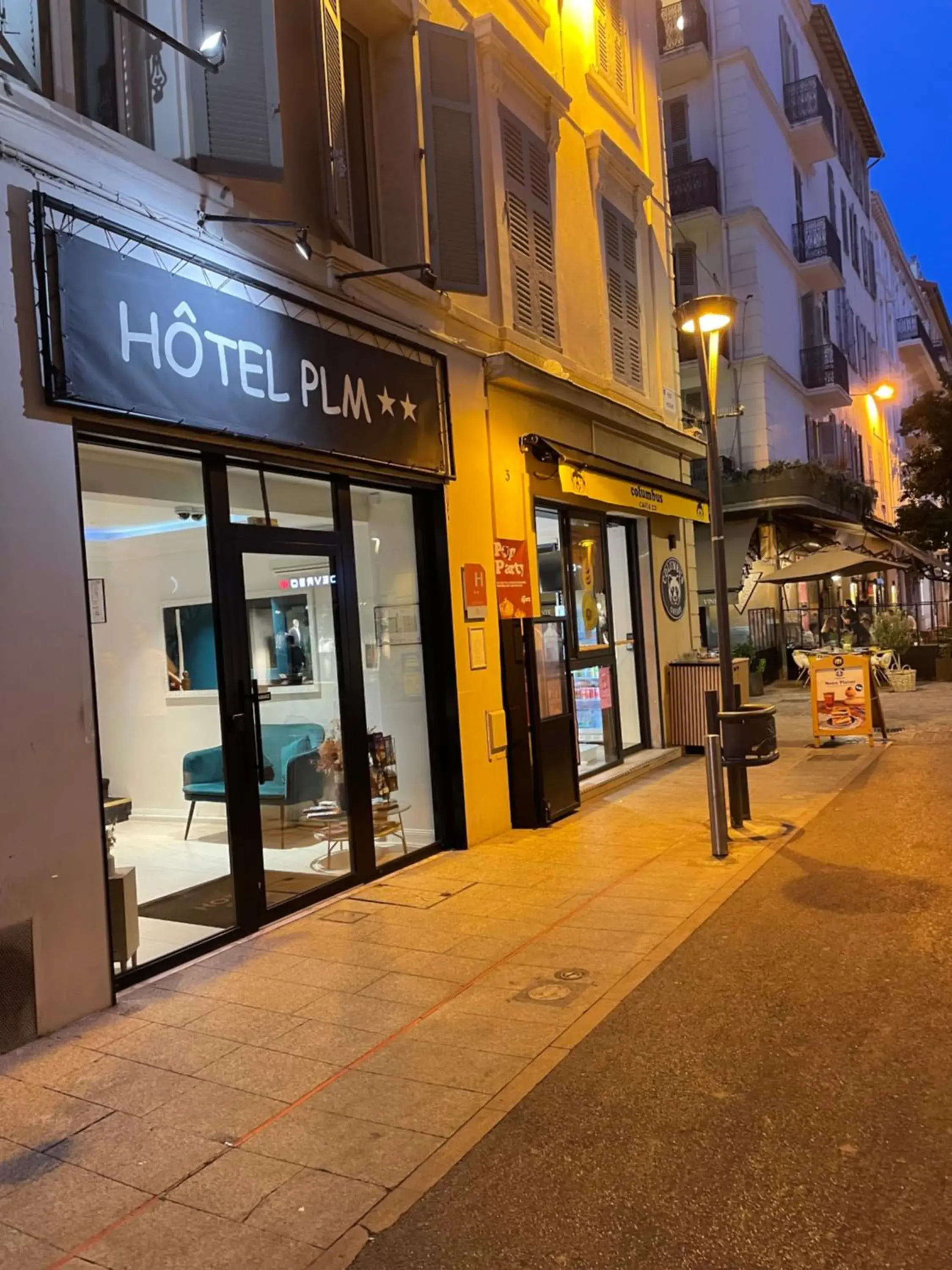 Property building in Hôtel P.L.M. Property building in Hôtel P.L.M.