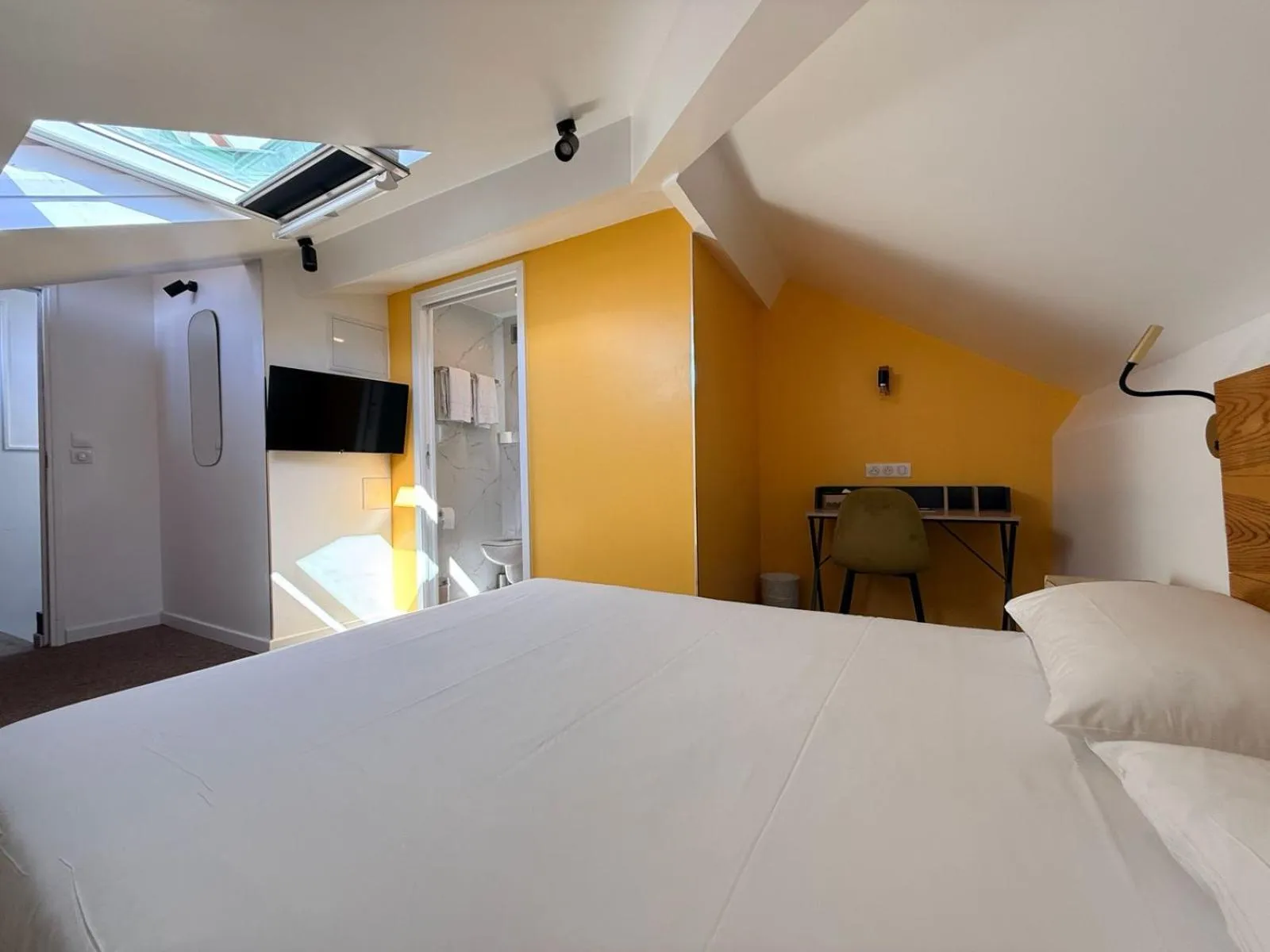 Bed in Hôtel P.L.M.