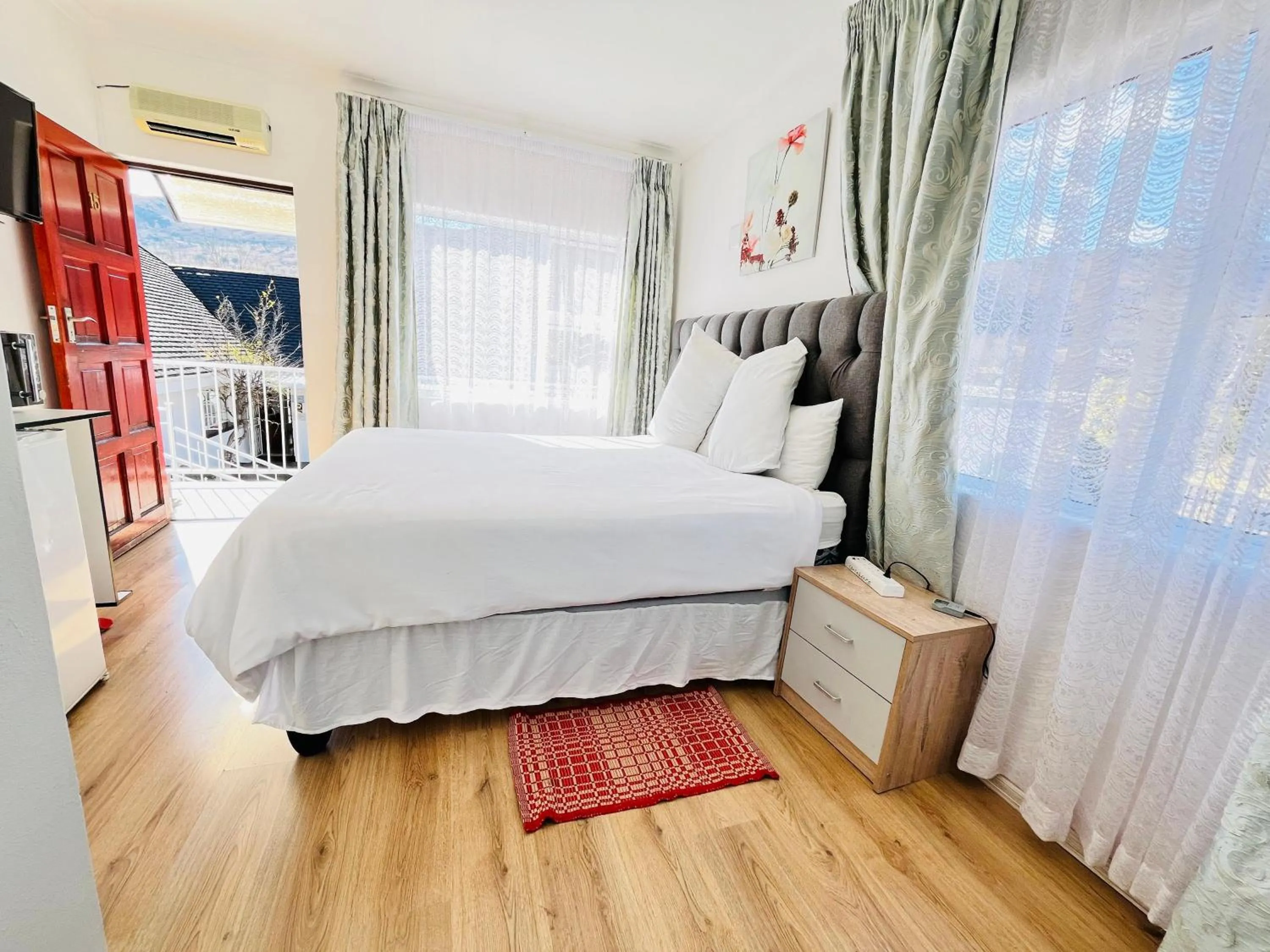 Bedroom in Mentor Guest house