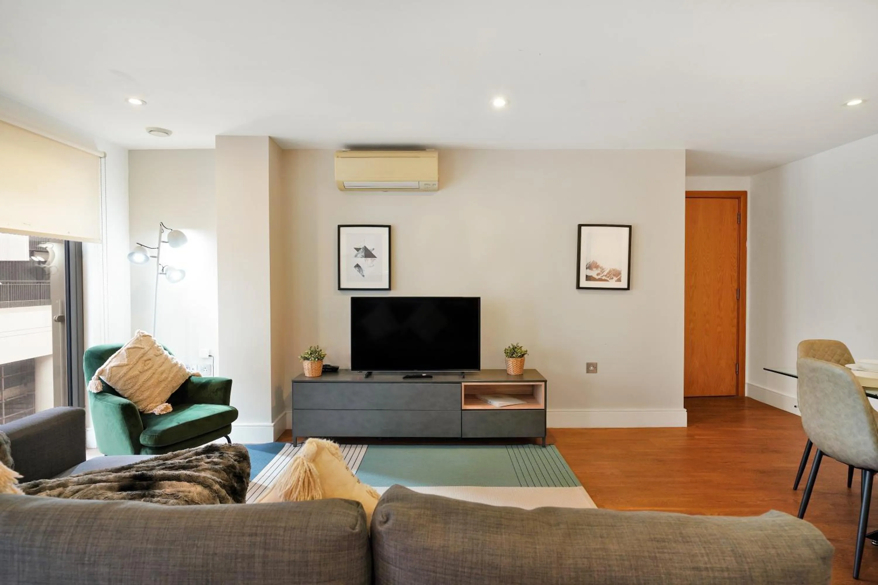 TV and multimedia in Modern Apartments in Bayswater Central London FREE WIFI & AIRCON by City Stay Aparts London