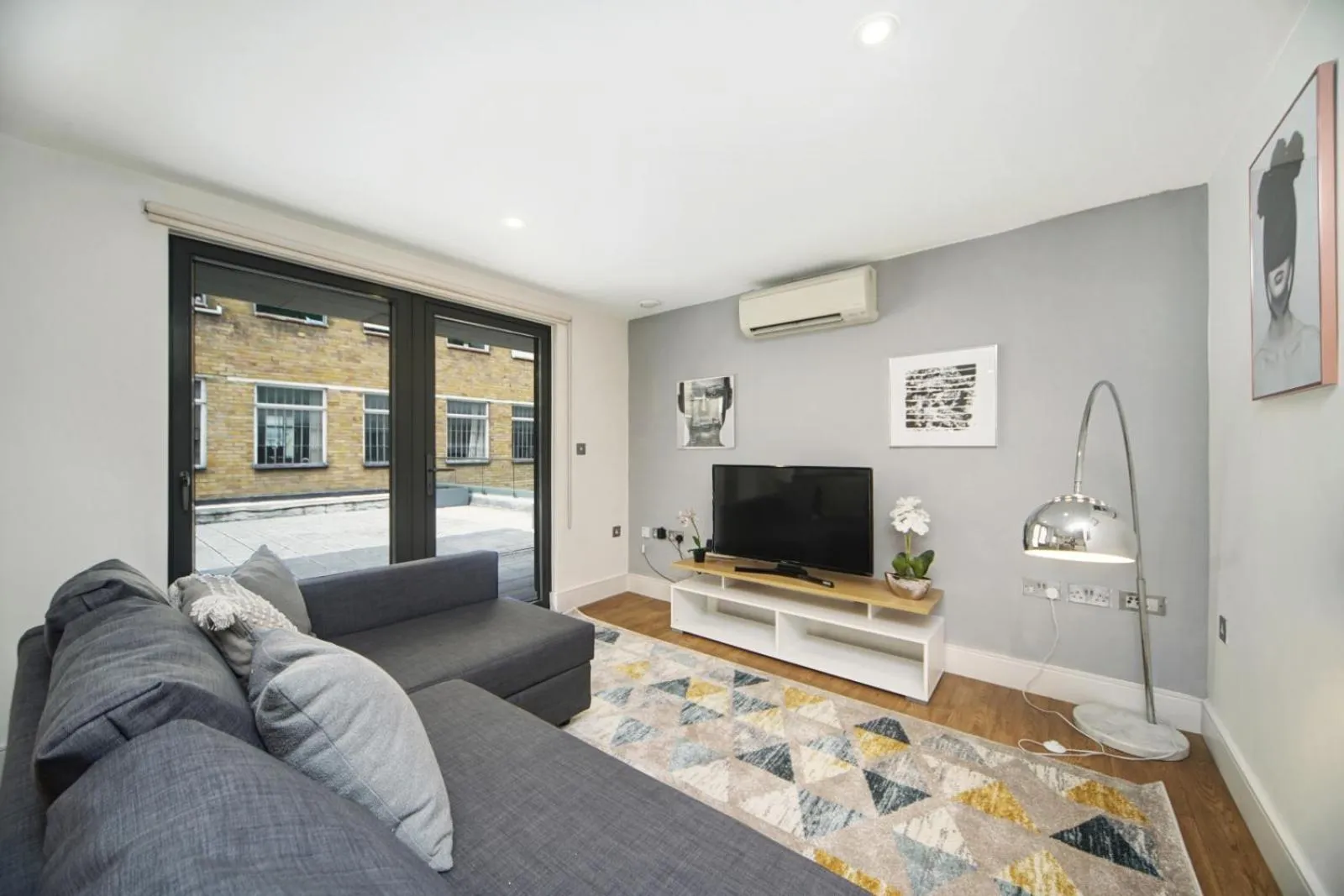 TV and multimedia in Modern Apartments in Bayswater Central London FREE WIFI & AIRCON by City Stay Aparts London