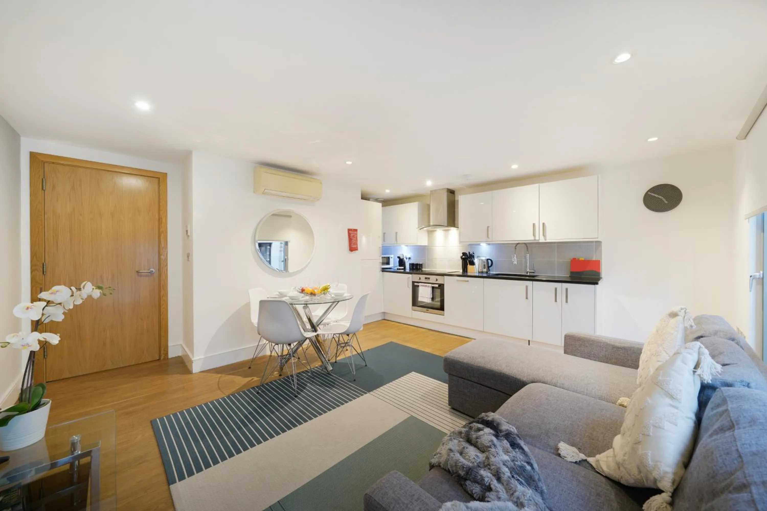 Living room in Modern Apartments in Bayswater Central London FREE WIFI & AIRCON by City Stay Aparts London