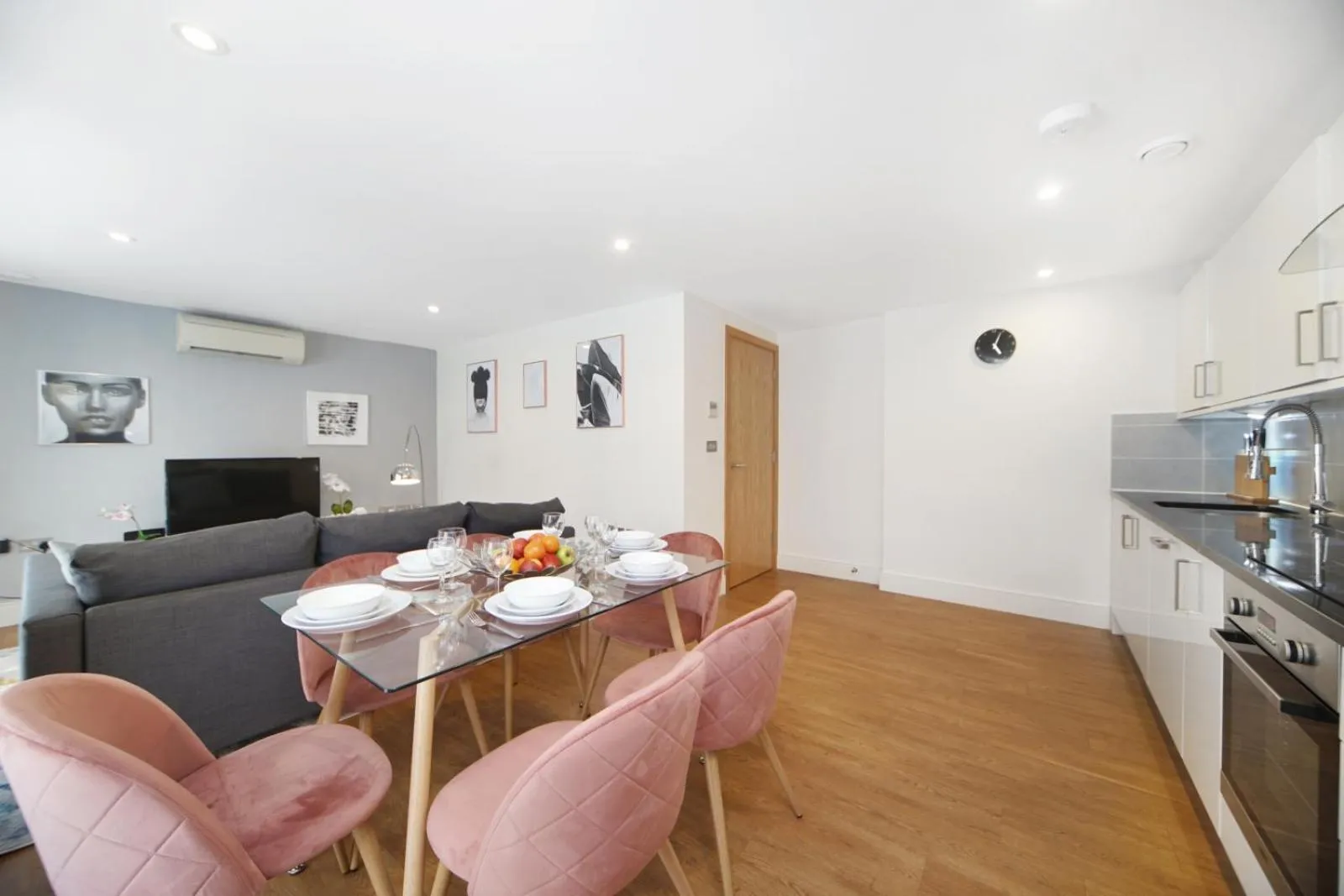 Living room in Modern Apartments in Bayswater Central London FREE WIFI & AIRCON by City Stay Aparts London