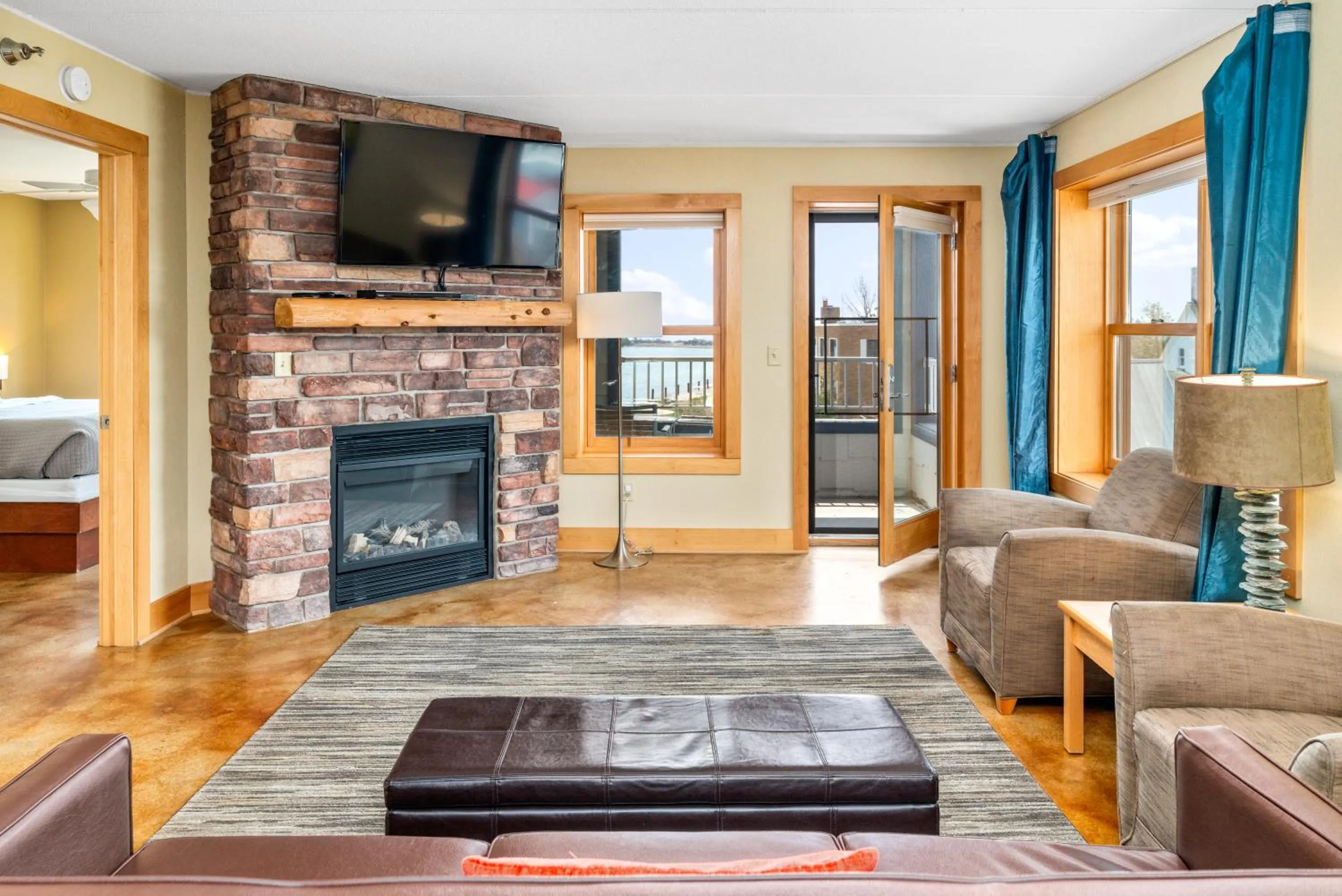 Living room, Bed in East Bay Suites