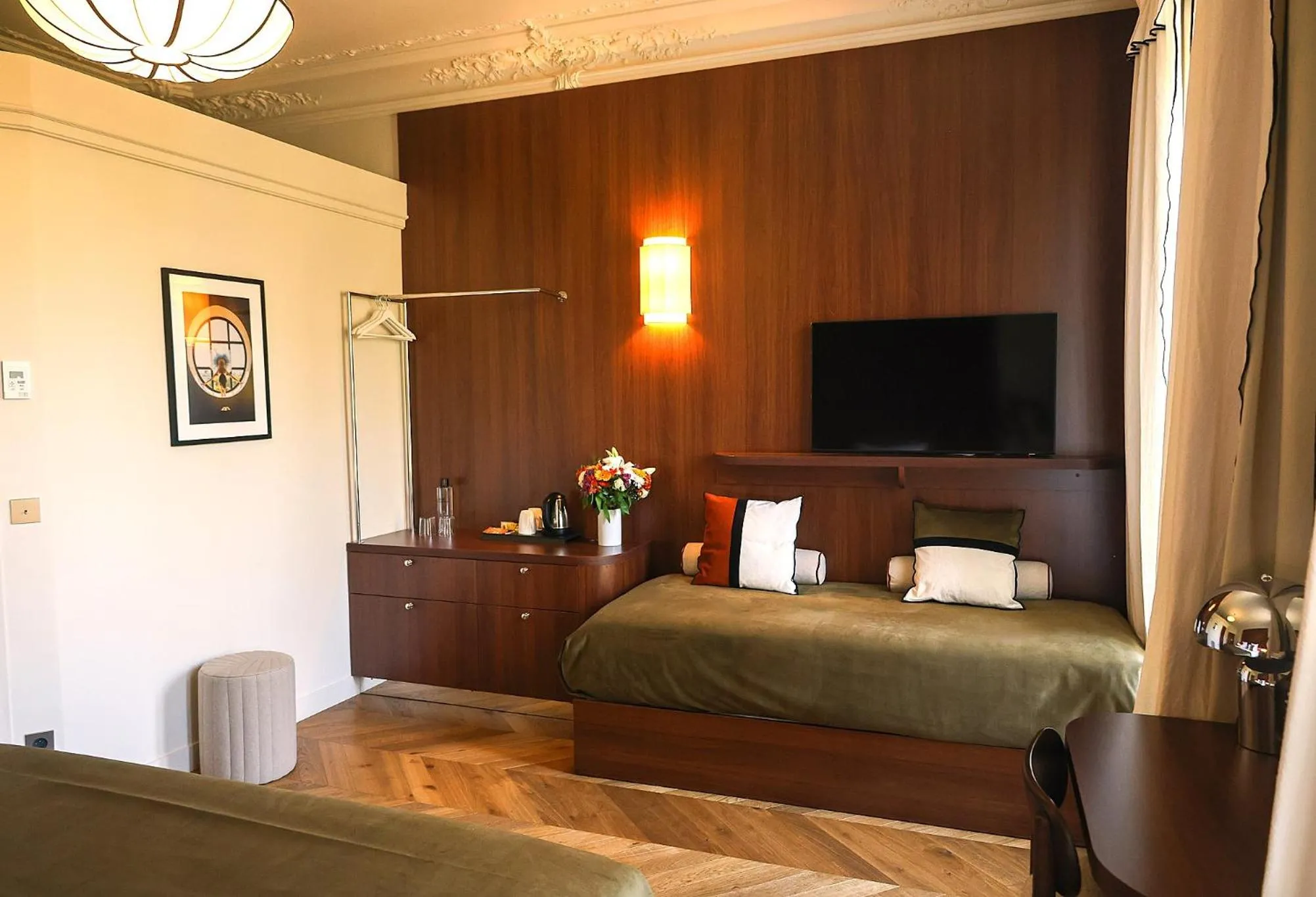 Communal lounge/ TV room, Bed in Hôtel d'Argenson