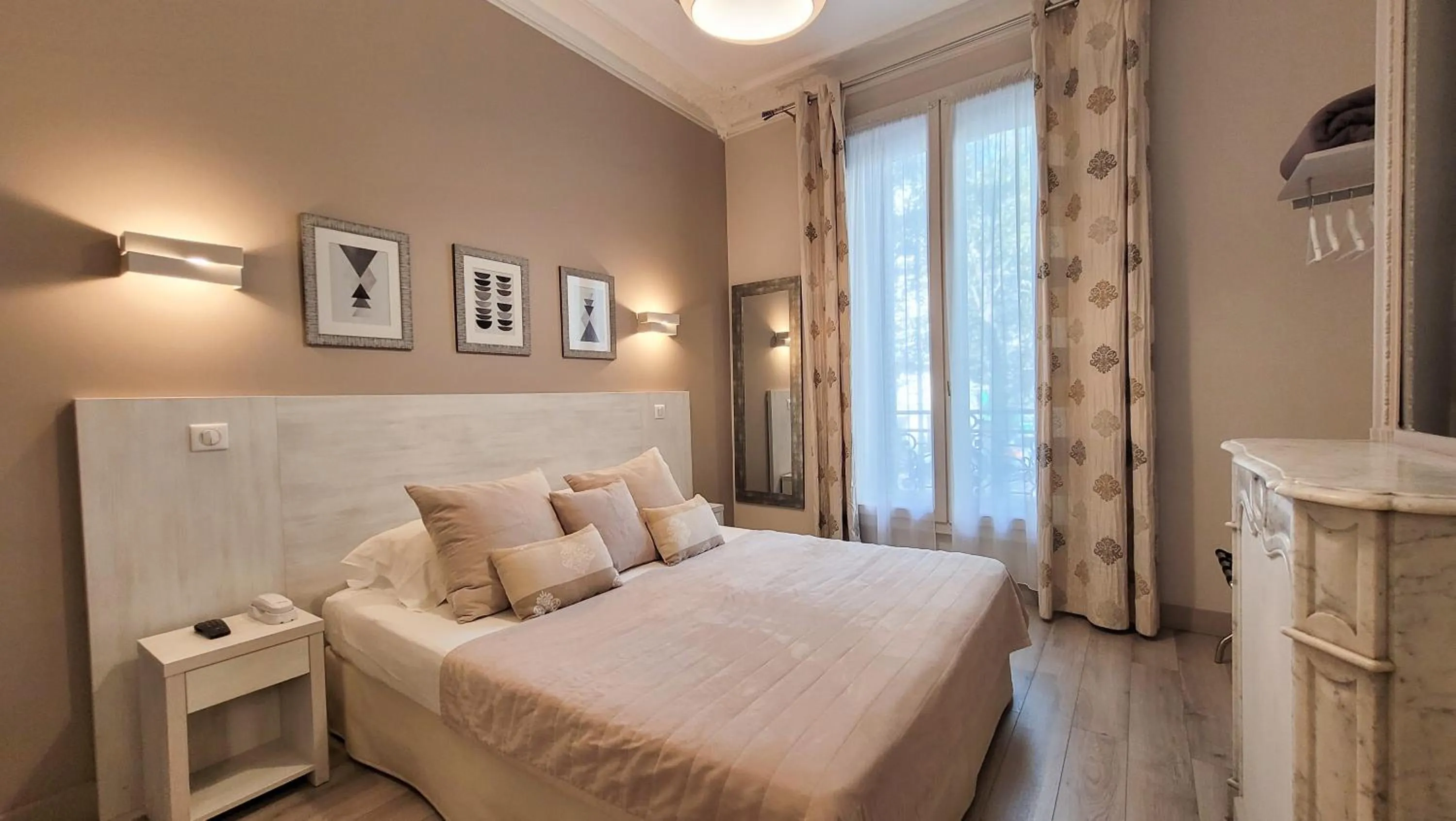 Double Room with City View in Hôtel d'Argenson