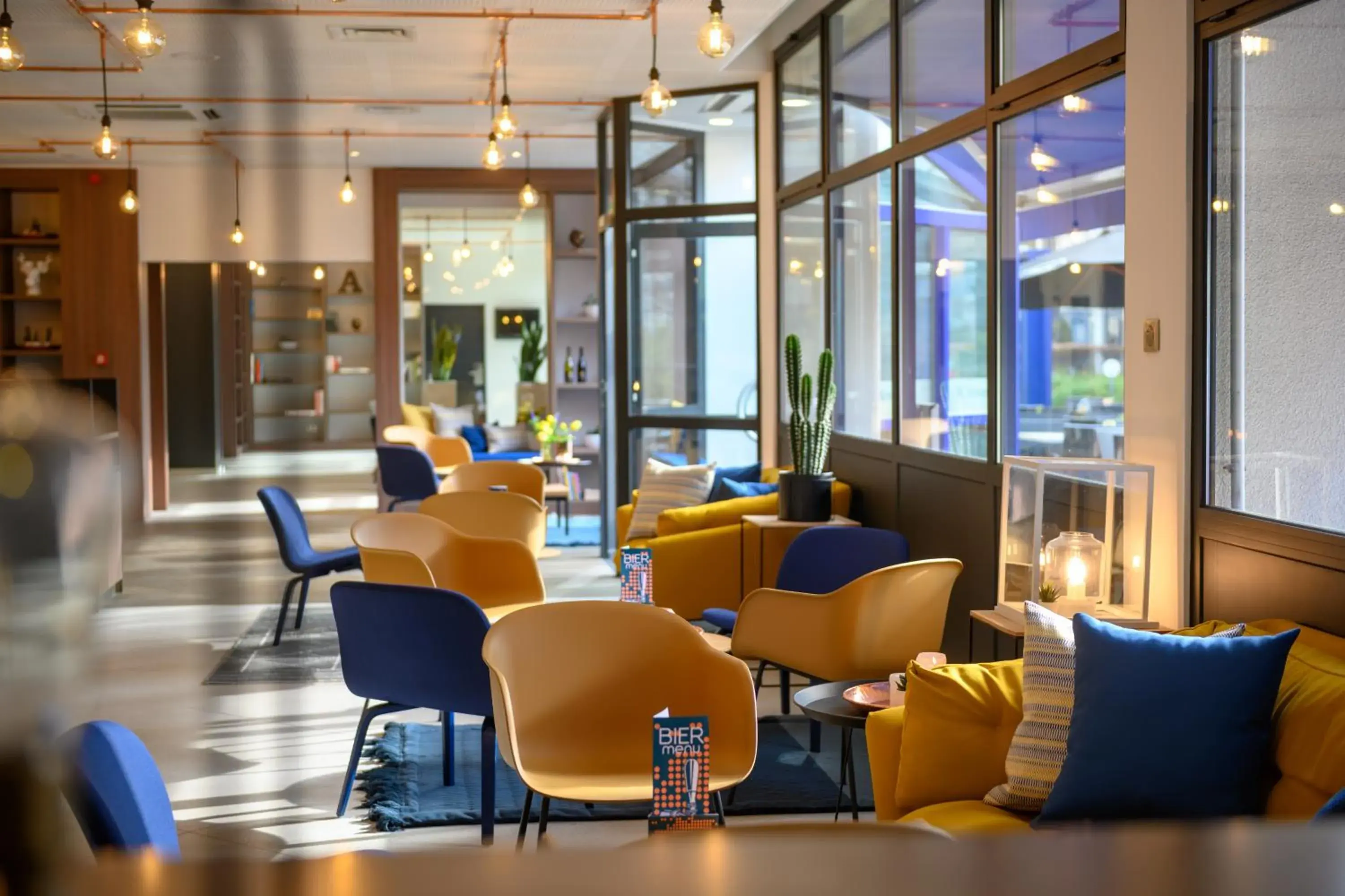 Lounge or bar in Tulip Inn Antwerpen Lounge or bar in Tulip Inn Antwerpen