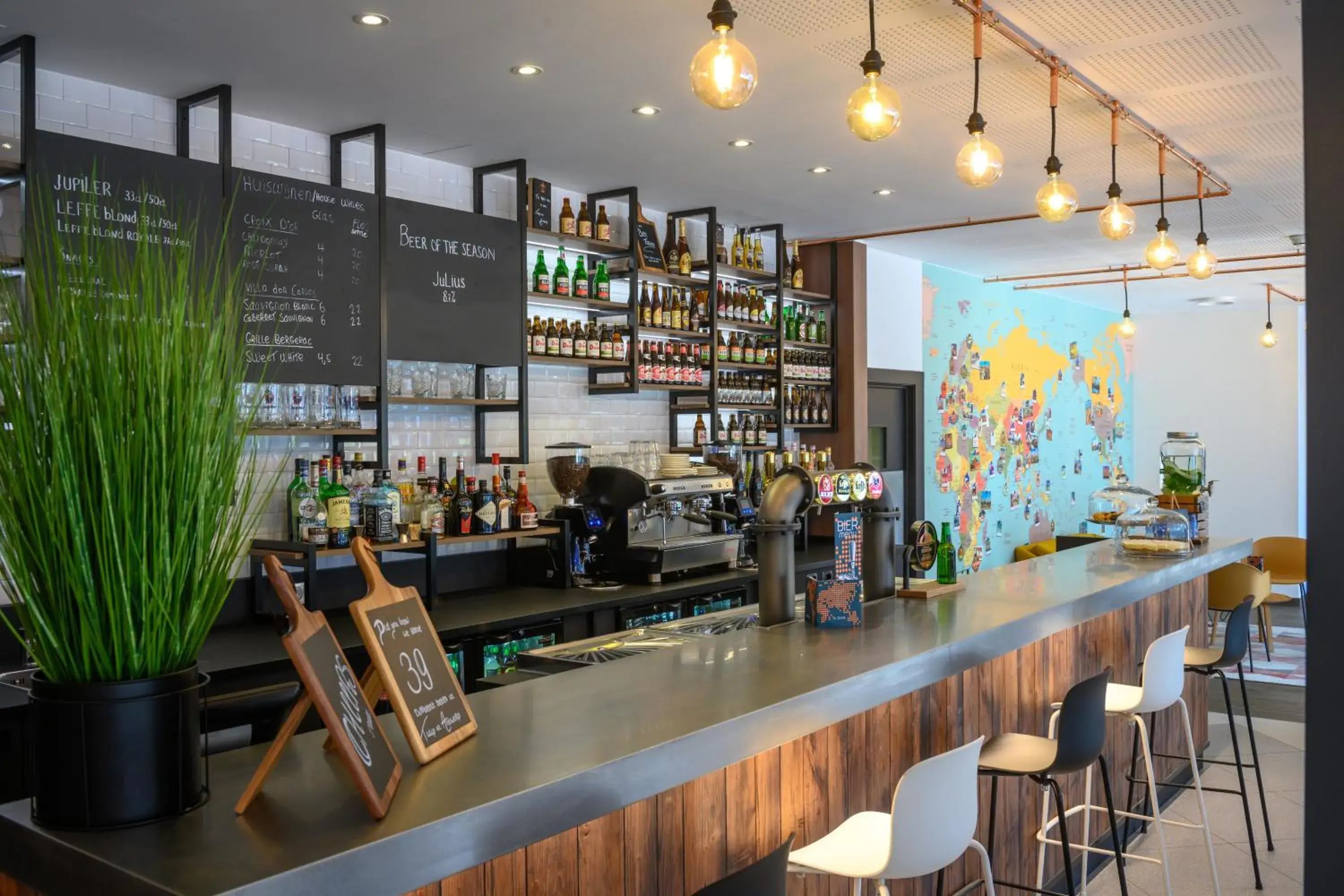 Lounge or bar in Tulip Inn Antwerpen Lounge or bar in Tulip Inn Antwerpen