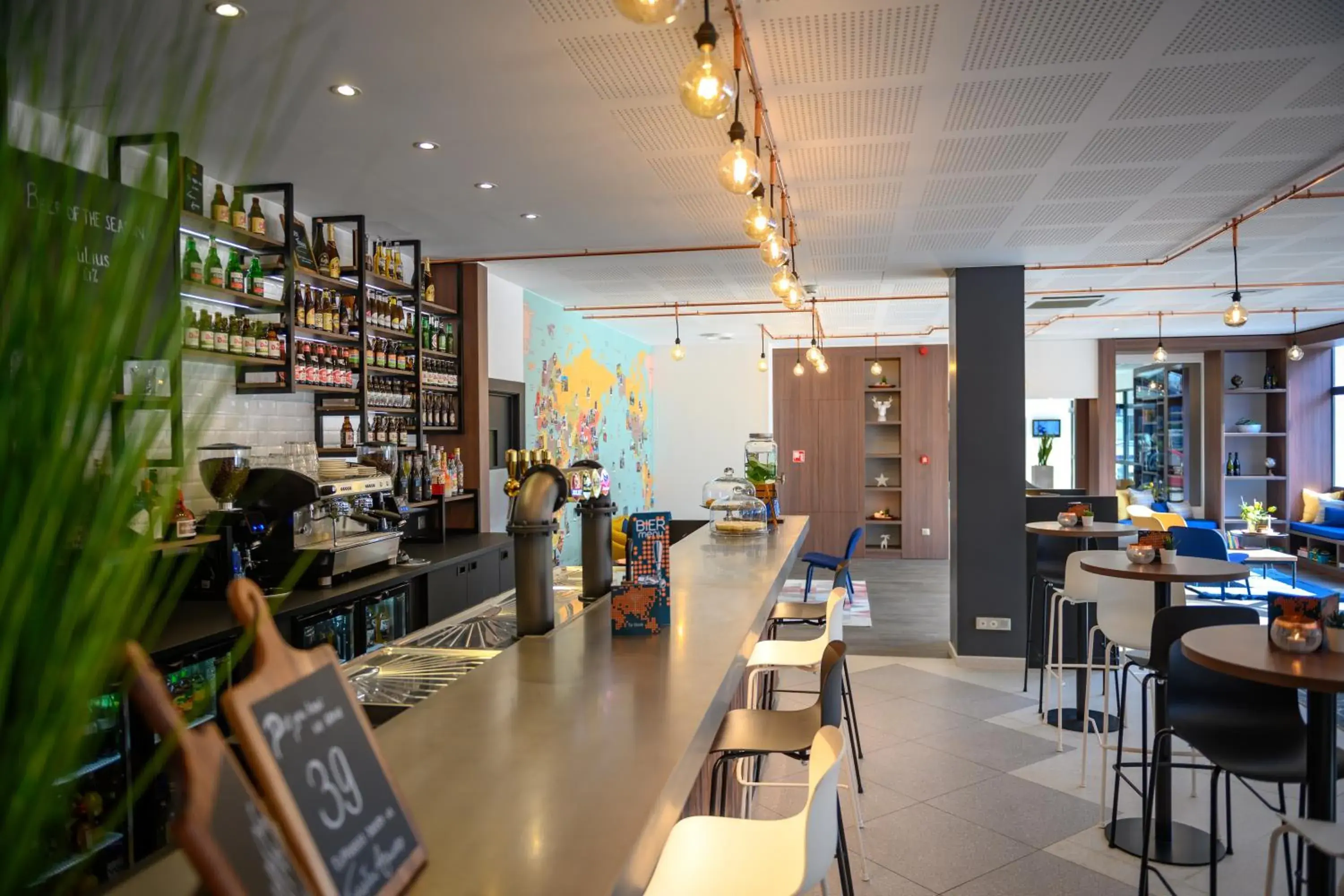 Lounge or bar in Tulip Inn Antwerpen Lounge or bar in Tulip Inn Antwerpen