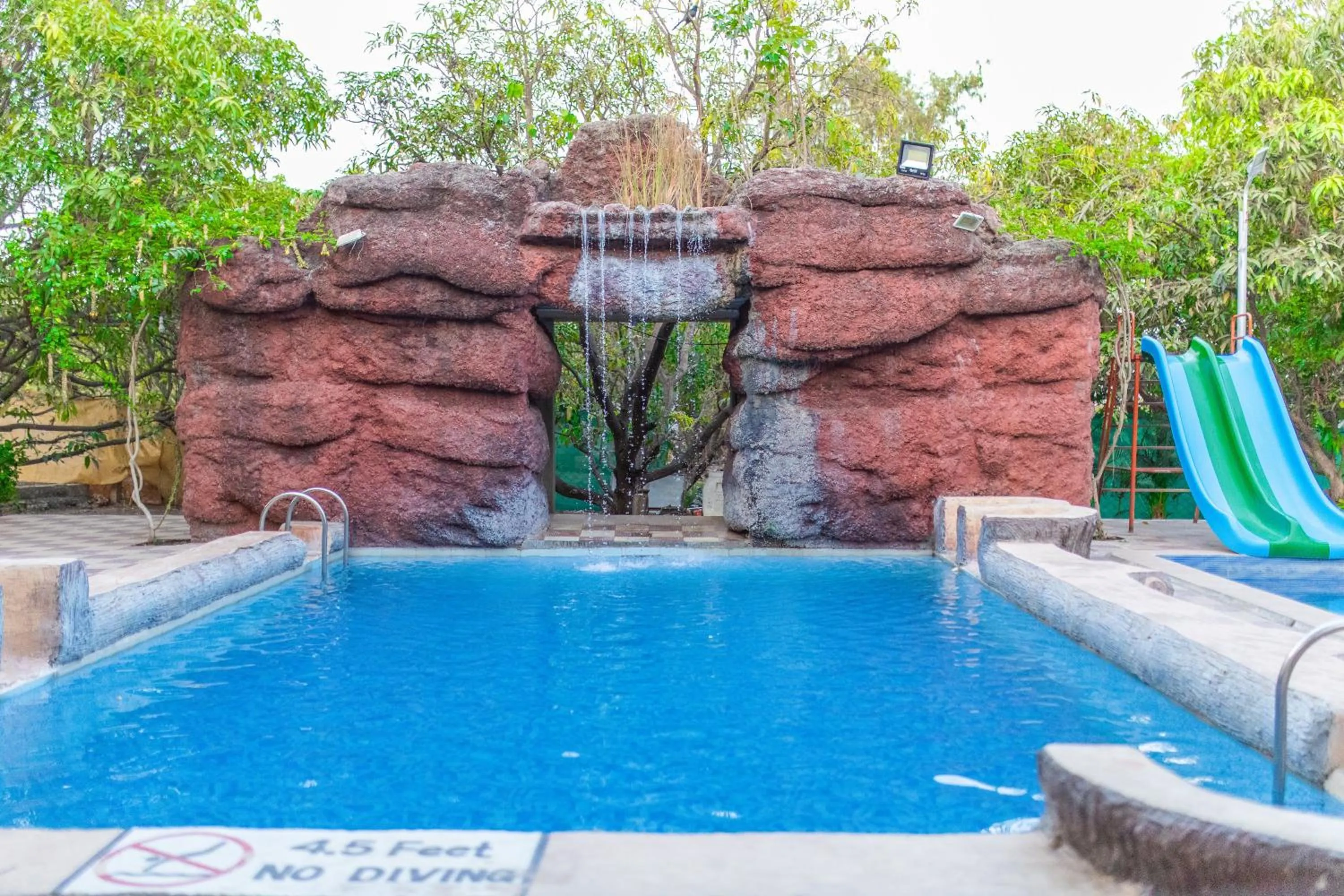 Swimming pool in Daksh Resort And Amusement Park