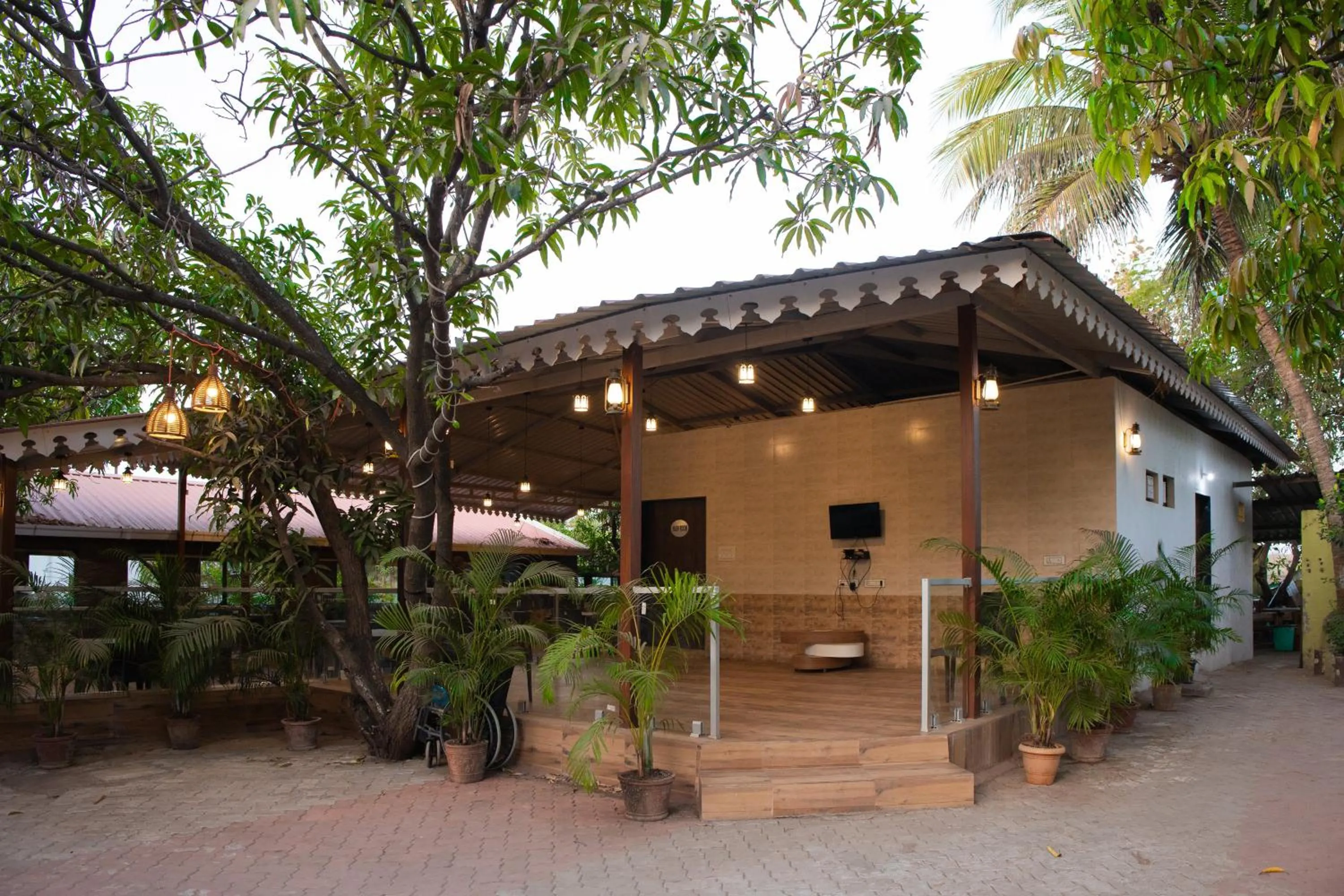 Restaurant/places to eat in Daksh Resort And Amusement Park