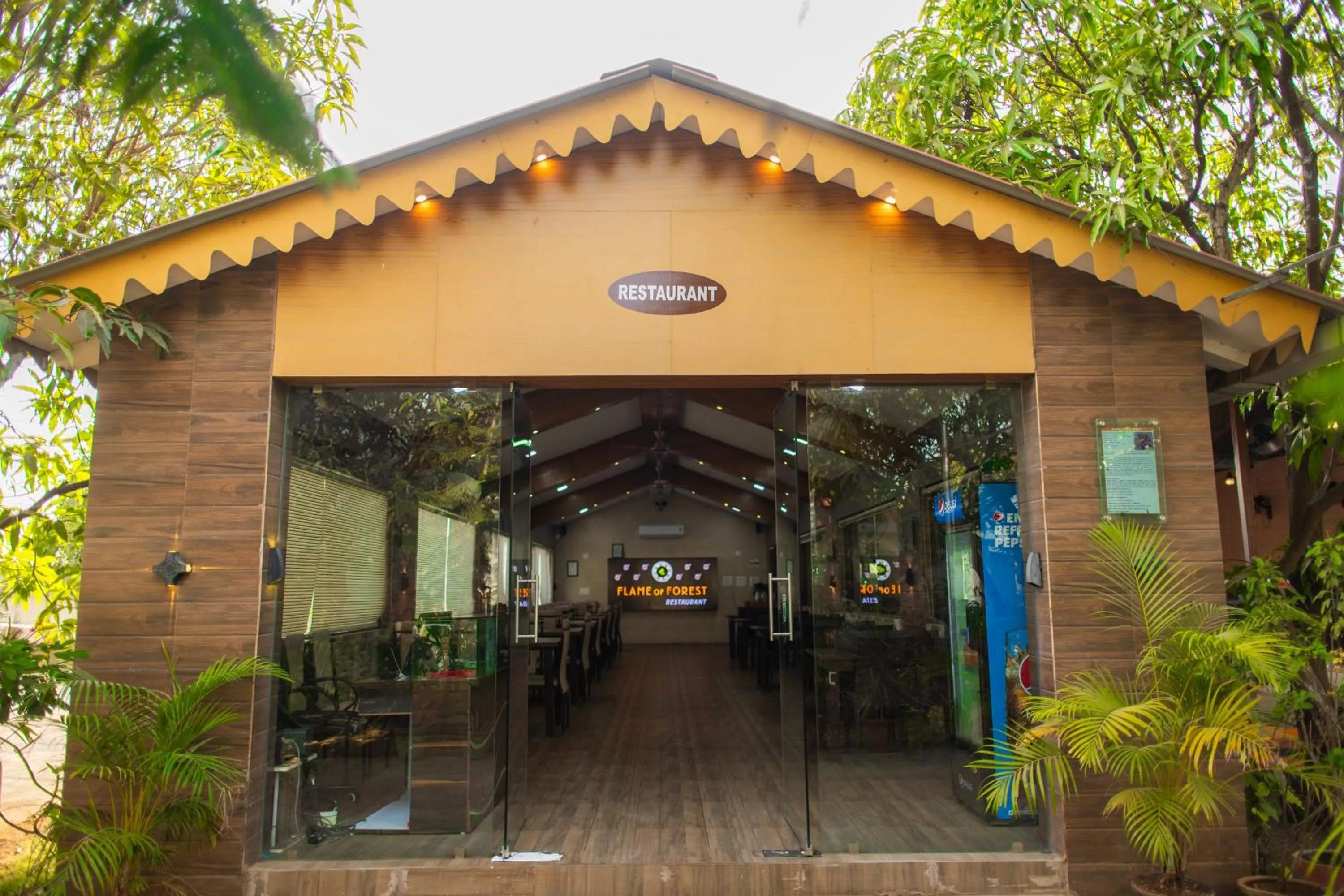 Restaurant/places to eat in Daksh Resort And Amusement Park