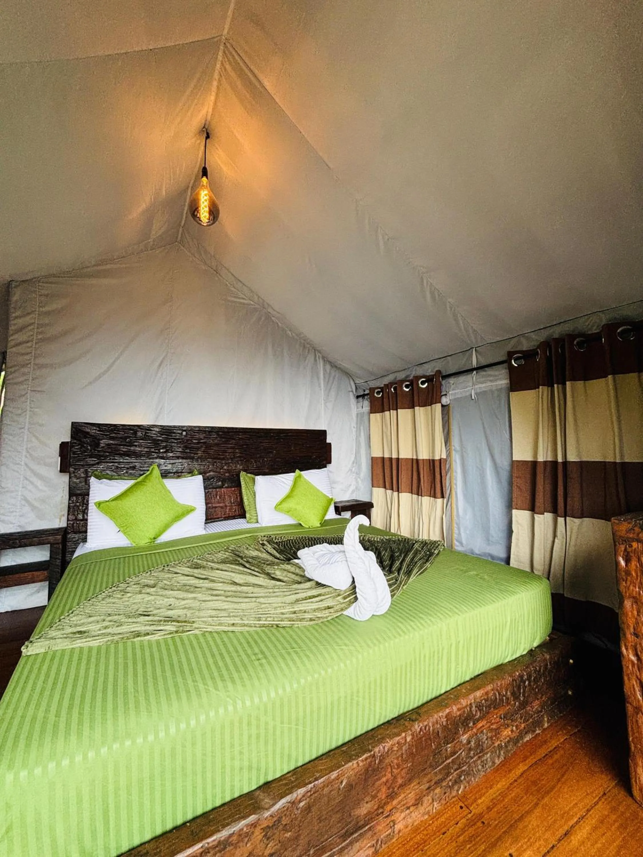 Bed in Train View Chalet