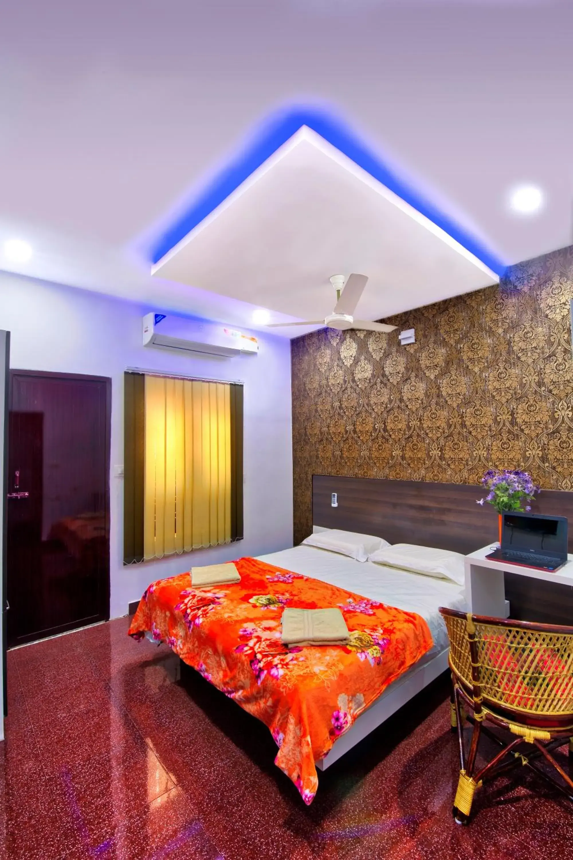 Deluxe Double Room with Shower in Rams Guest House Near Sree Chithra and RCC Deluxe Double Room with Shower in Rams Guest House Near Sree Chithra and RCC