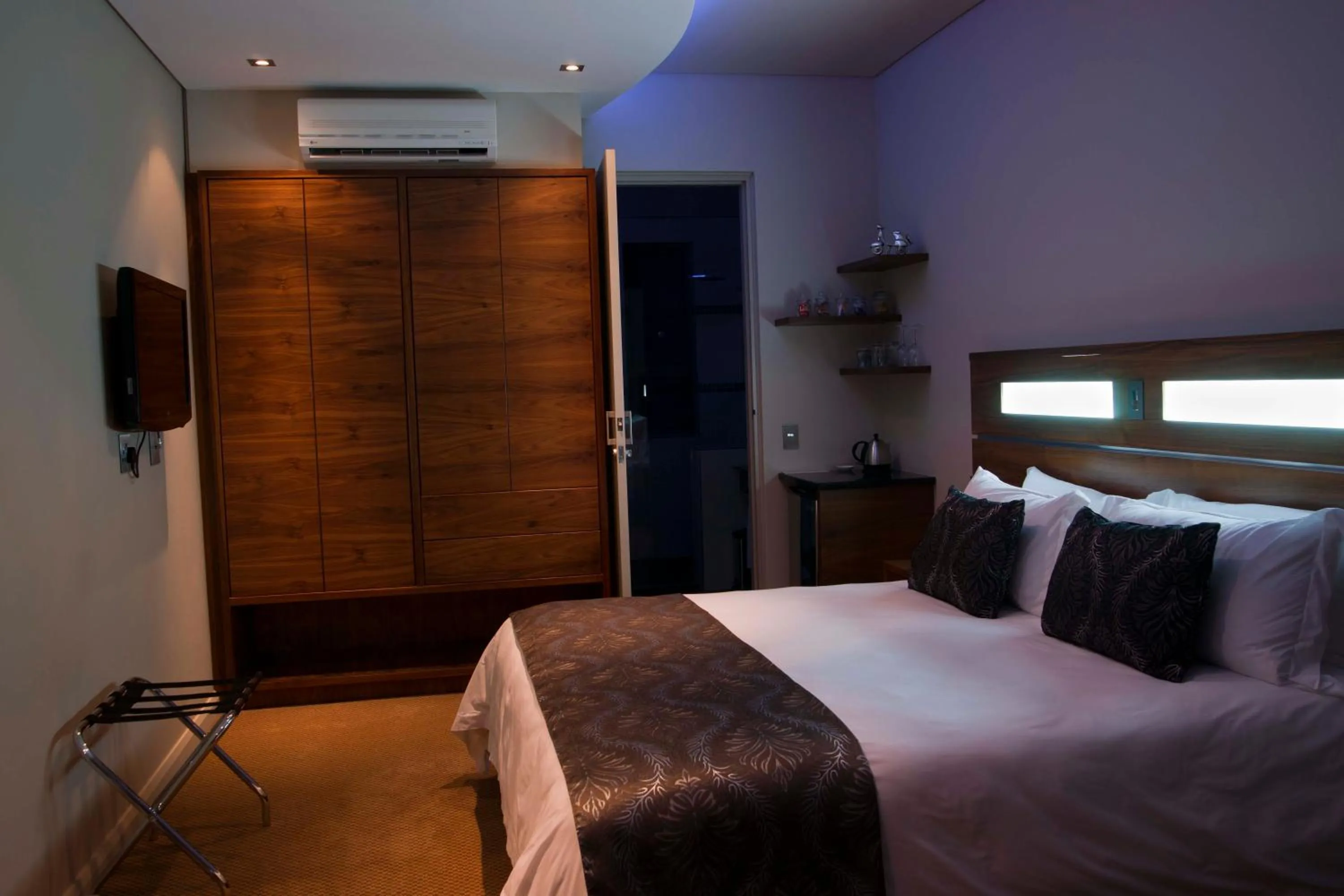 Bathroom, Bed in Hudson House