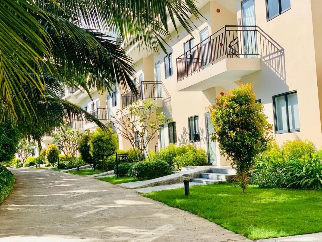 Bungalow with Pool View in Diamond Bay Condotel Resort Nha Trang Bungalow with Pool View in Diamond Bay Condotel Resort Nha Trang