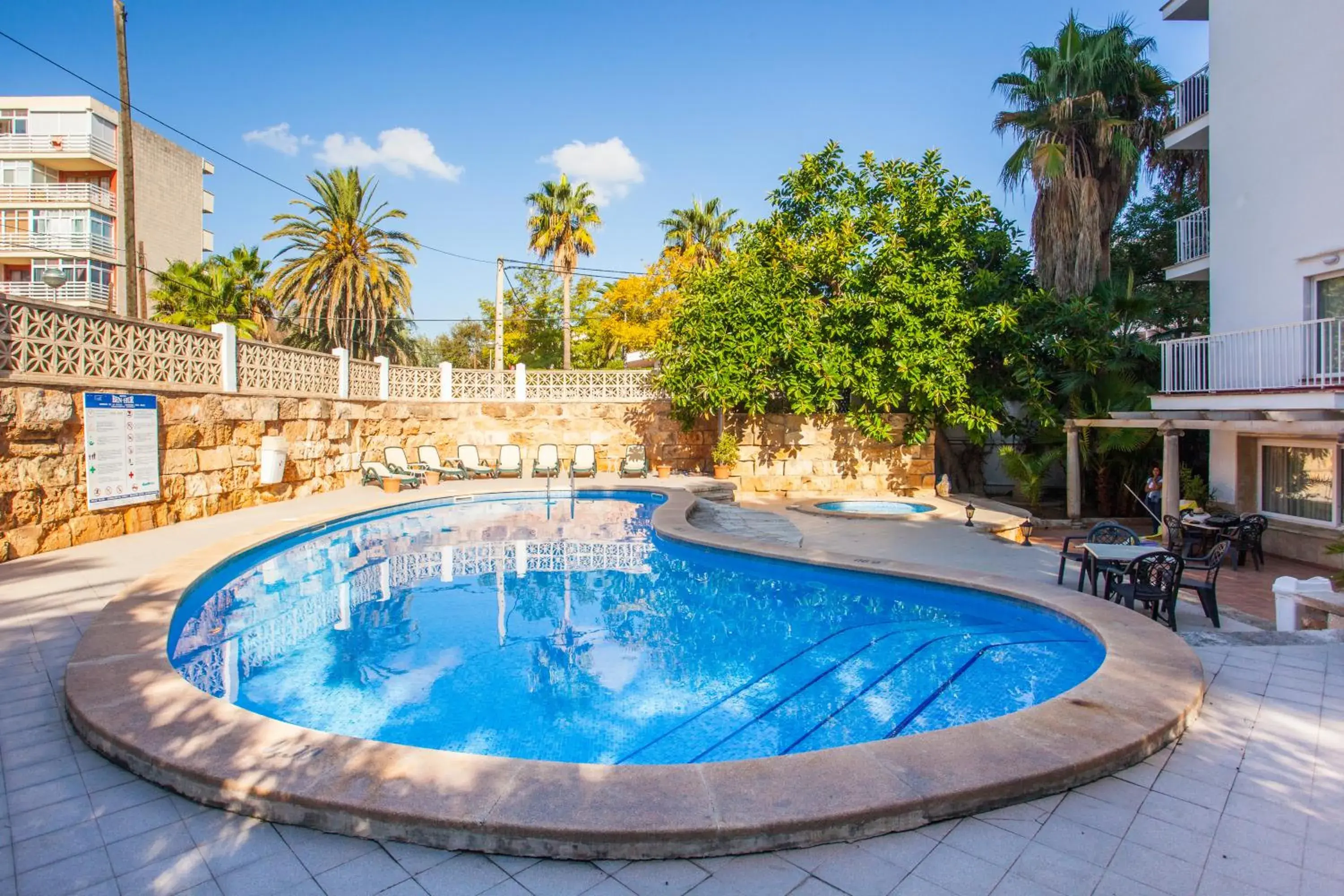 Swimming pool in Apartamentos Ben-Hur Swimming pool in Apartamentos Ben-Hur