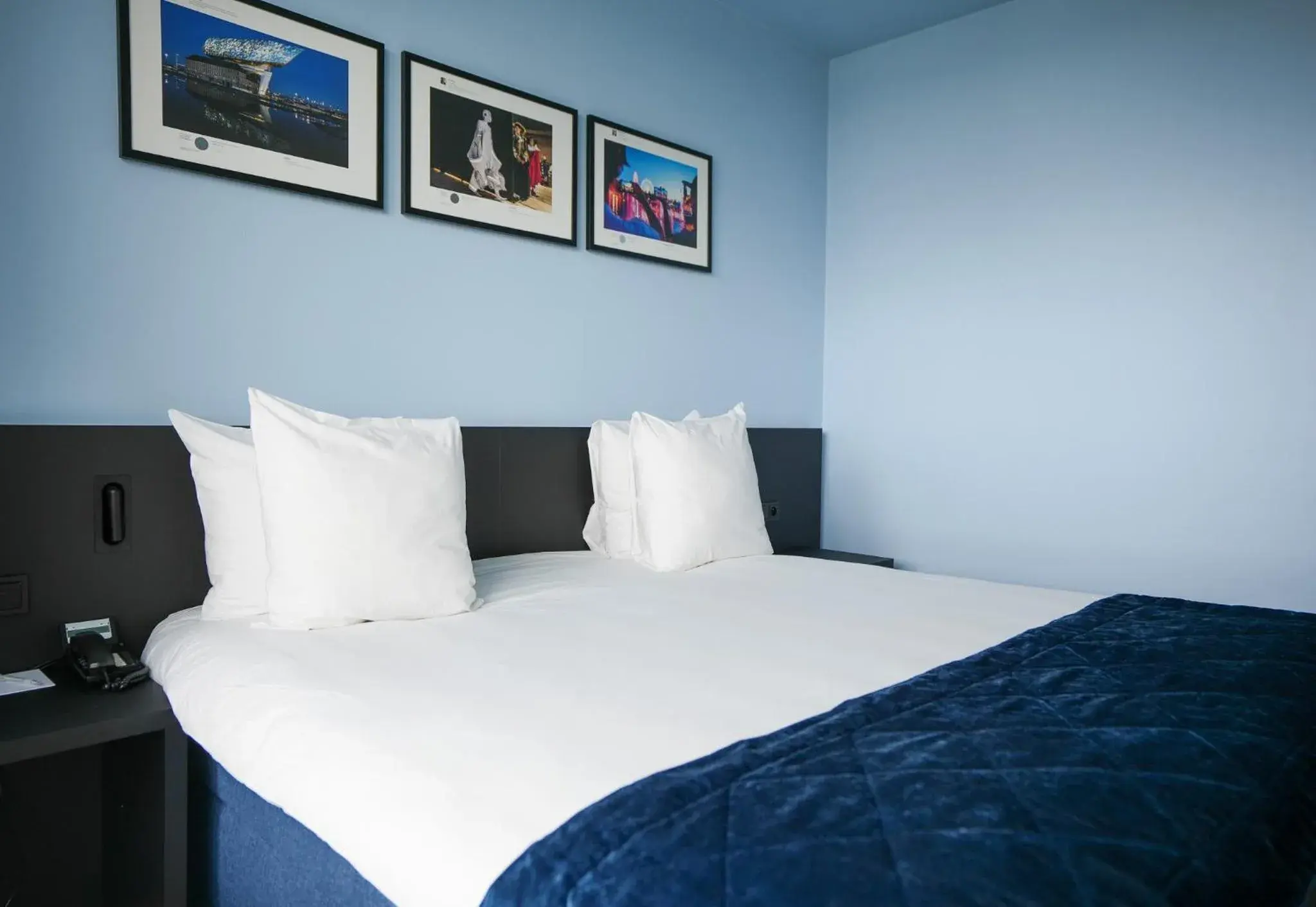 Bedroom, Bed in Crowne Plaza Antwerpen by IHG Bedroom, Bed in Crowne Plaza Antwerpen by IHG