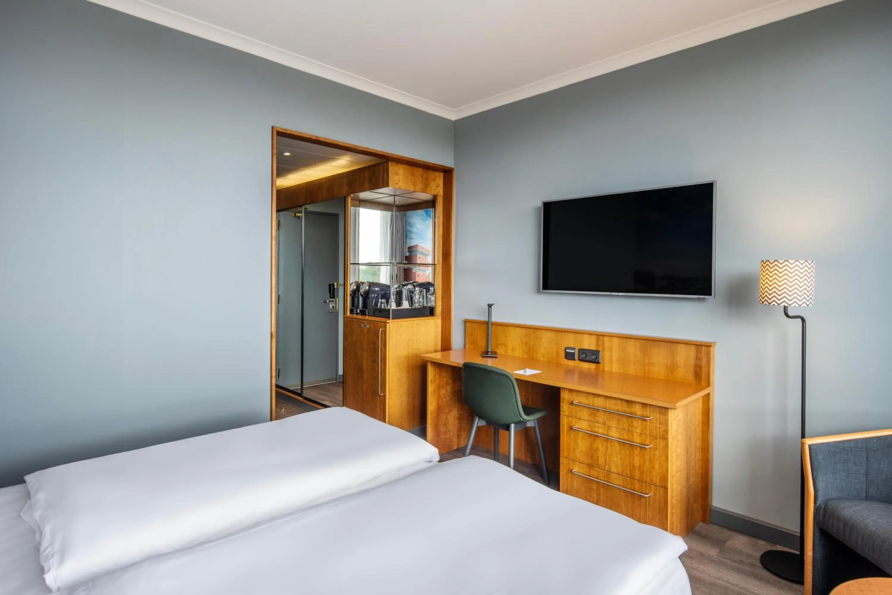 TV and multimedia, Bed in Crowne Plaza Antwerpen by IHG