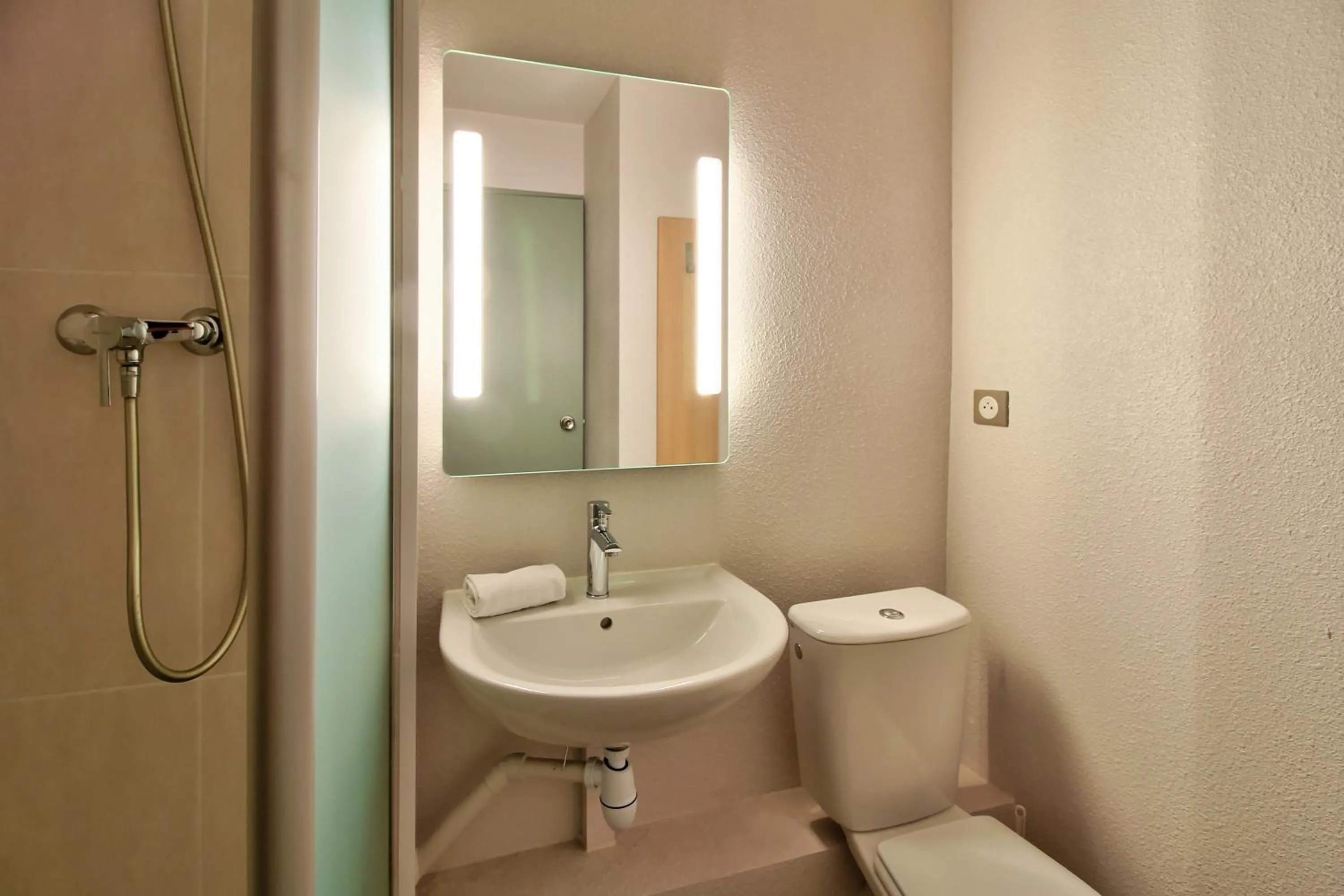 Bathroom in B&B HOTEL Beaune Sud 1 Palais des Congrès