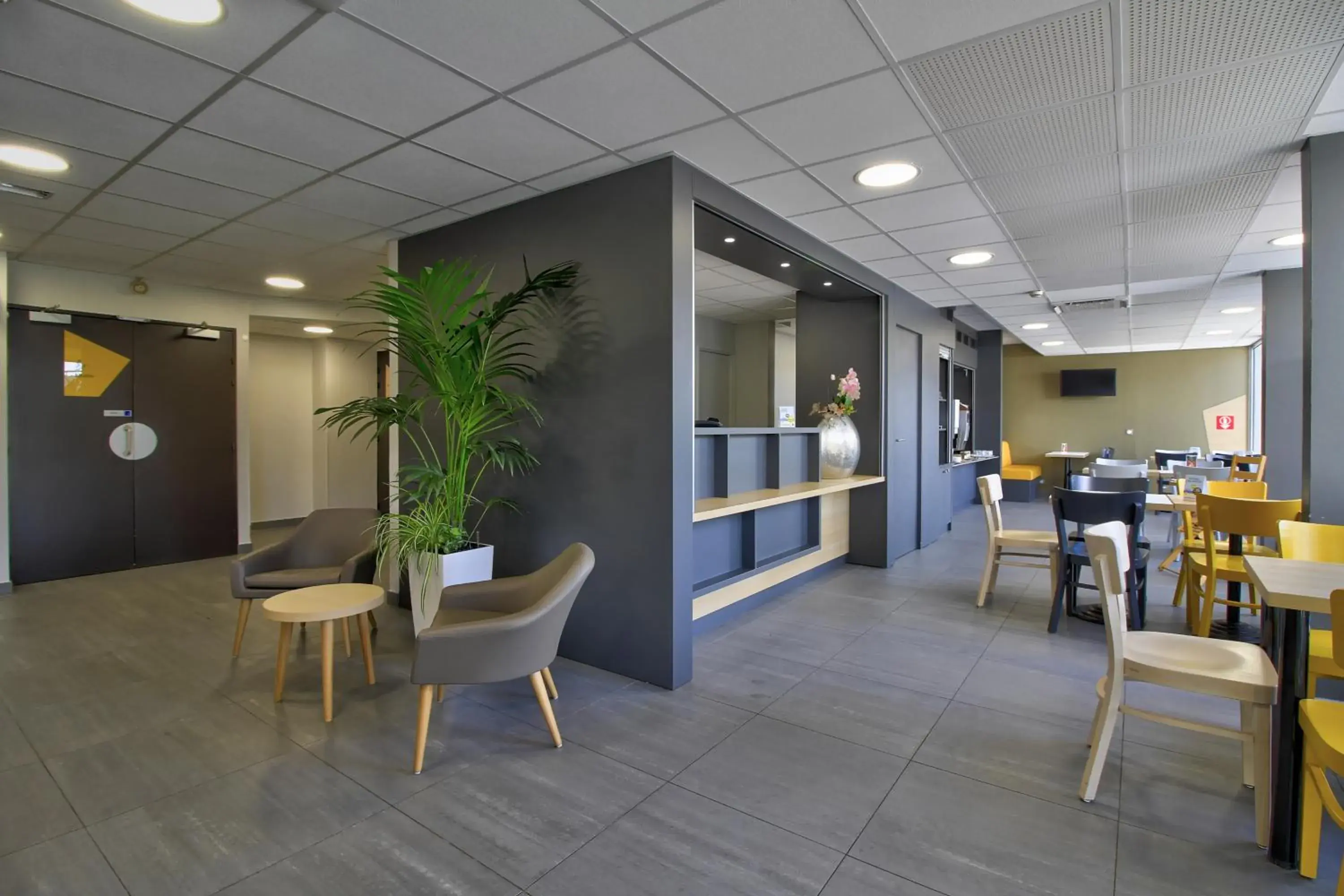 Lobby or reception in B&B HOTEL Beaune Sud 1 Palais des Congrès Lobby or reception in B&B HOTEL Beaune Sud 1 Palais des Congrès