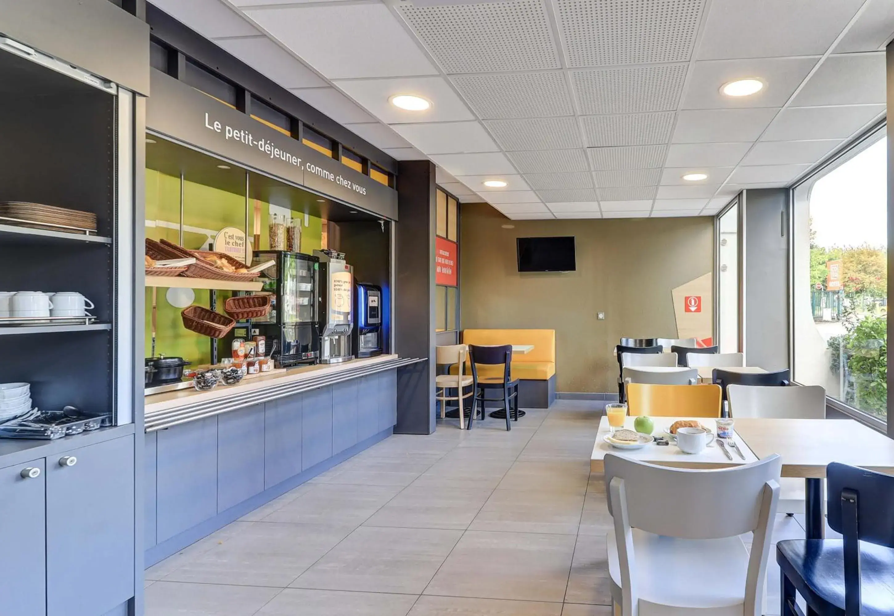 Buffet breakfast in B&B HOTEL Beaune Sud 1 Palais des Congrès Buffet breakfast in B&B HOTEL Beaune Sud 1 Palais des Congrès