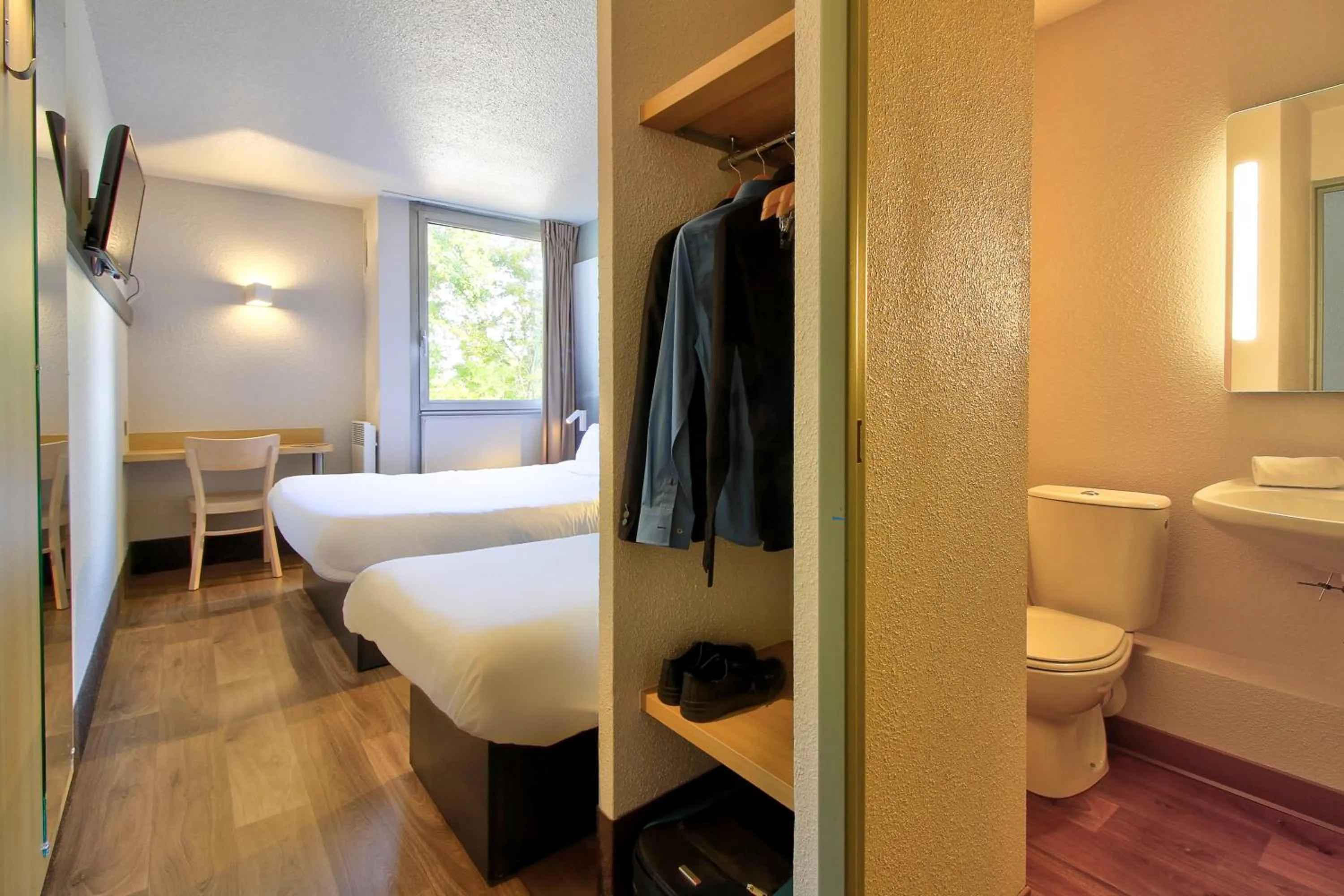 Bedroom, Bed in B&B HOTEL Beaune Sud 1 Palais des Congrès