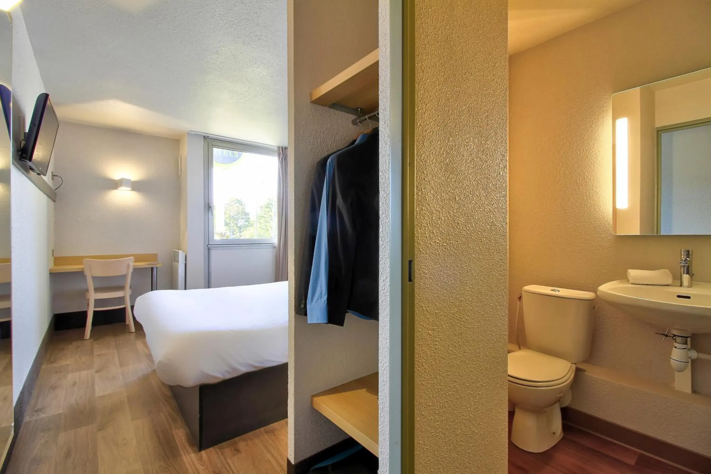 Bedroom, Bed in B&B HOTEL Beaune Sud 1 Palais des Congrès Bedroom, Bed in B&B HOTEL Beaune Sud 1 Palais des Congrès