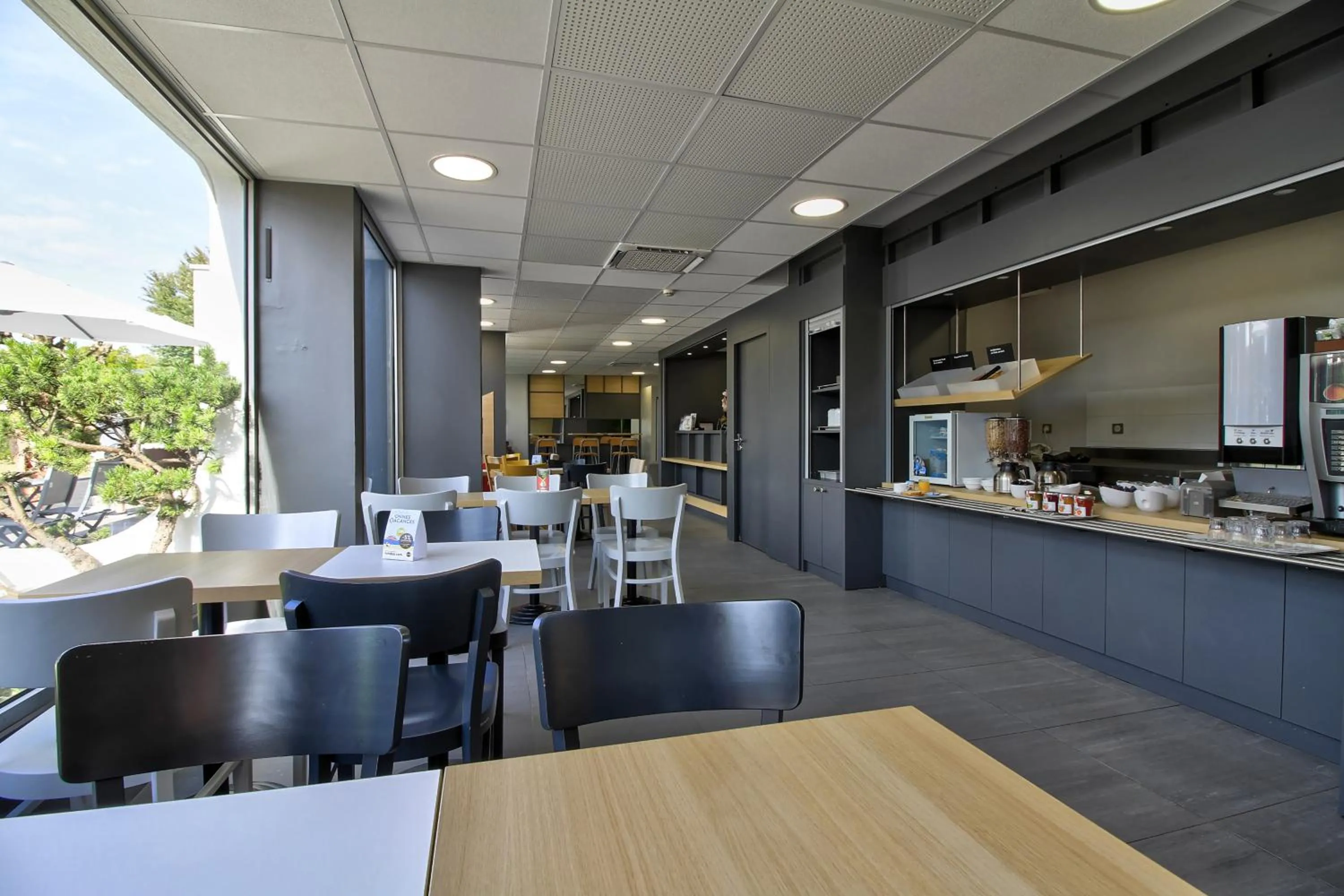 Buffet breakfast in B&B HOTEL Beaune Sud 1 Palais des Congrès