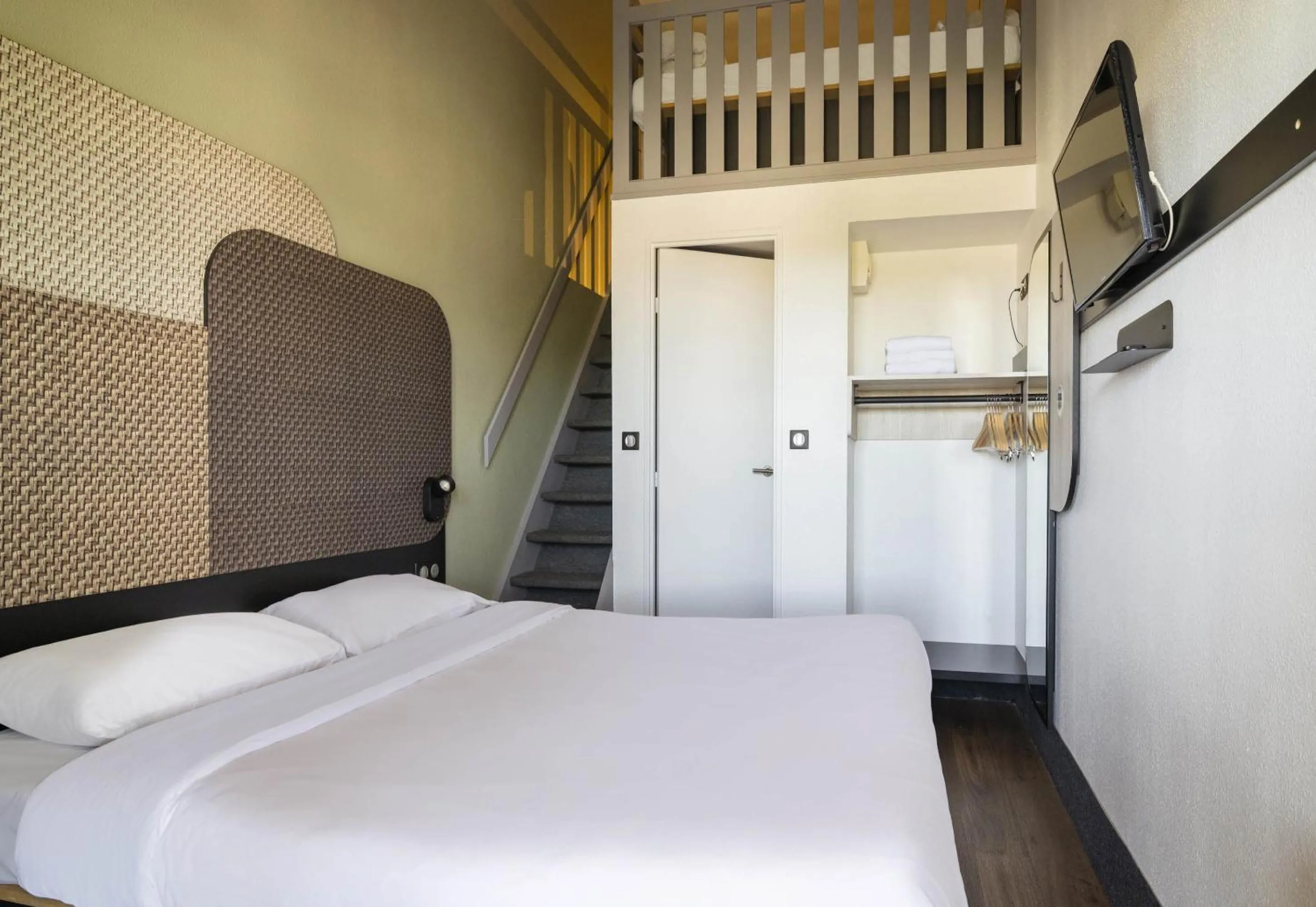 Photo of the whole room, Bed in B&B HOTEL Avignon 1